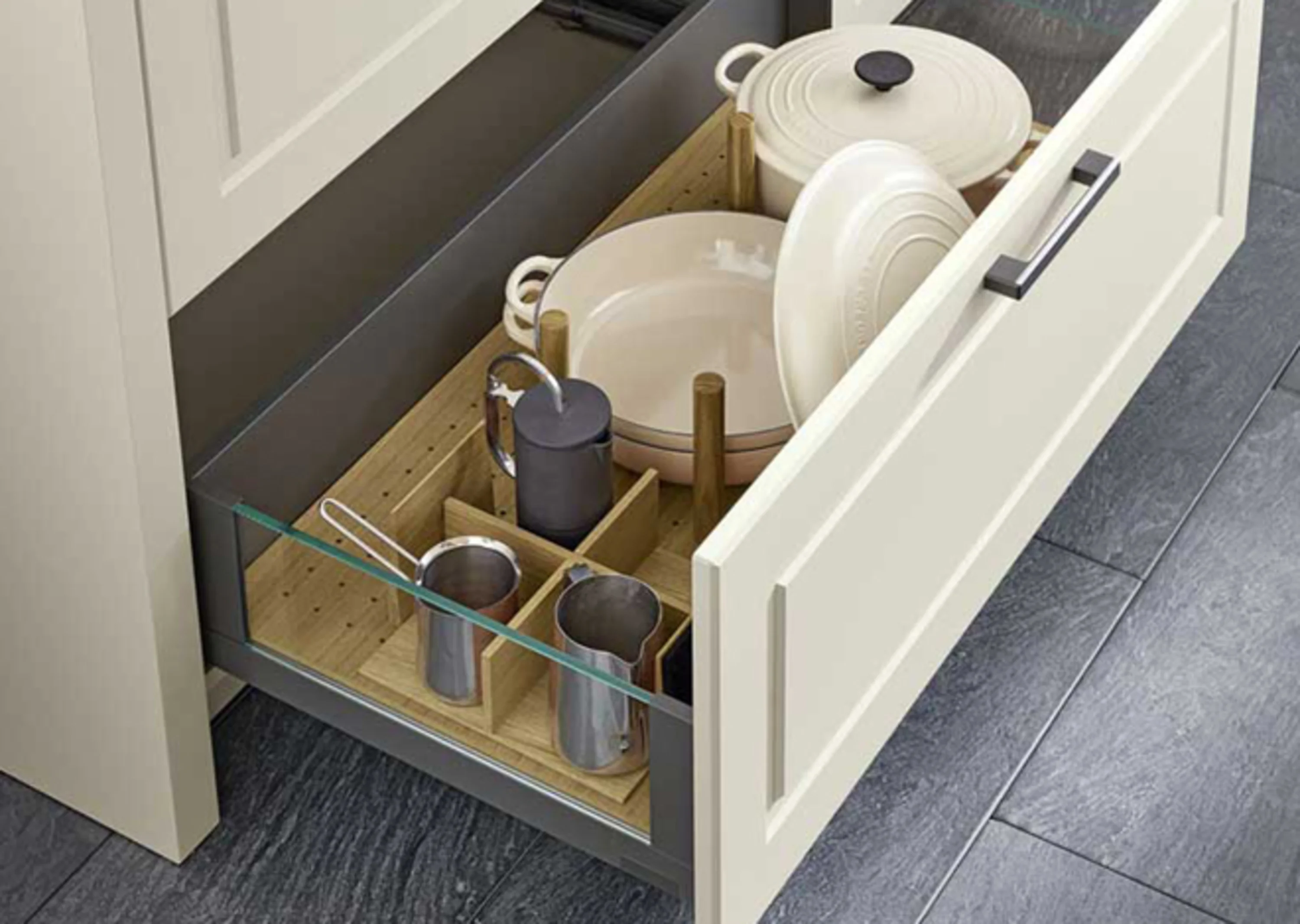 Küchenschublade mit Töpfen und Pfannen darin