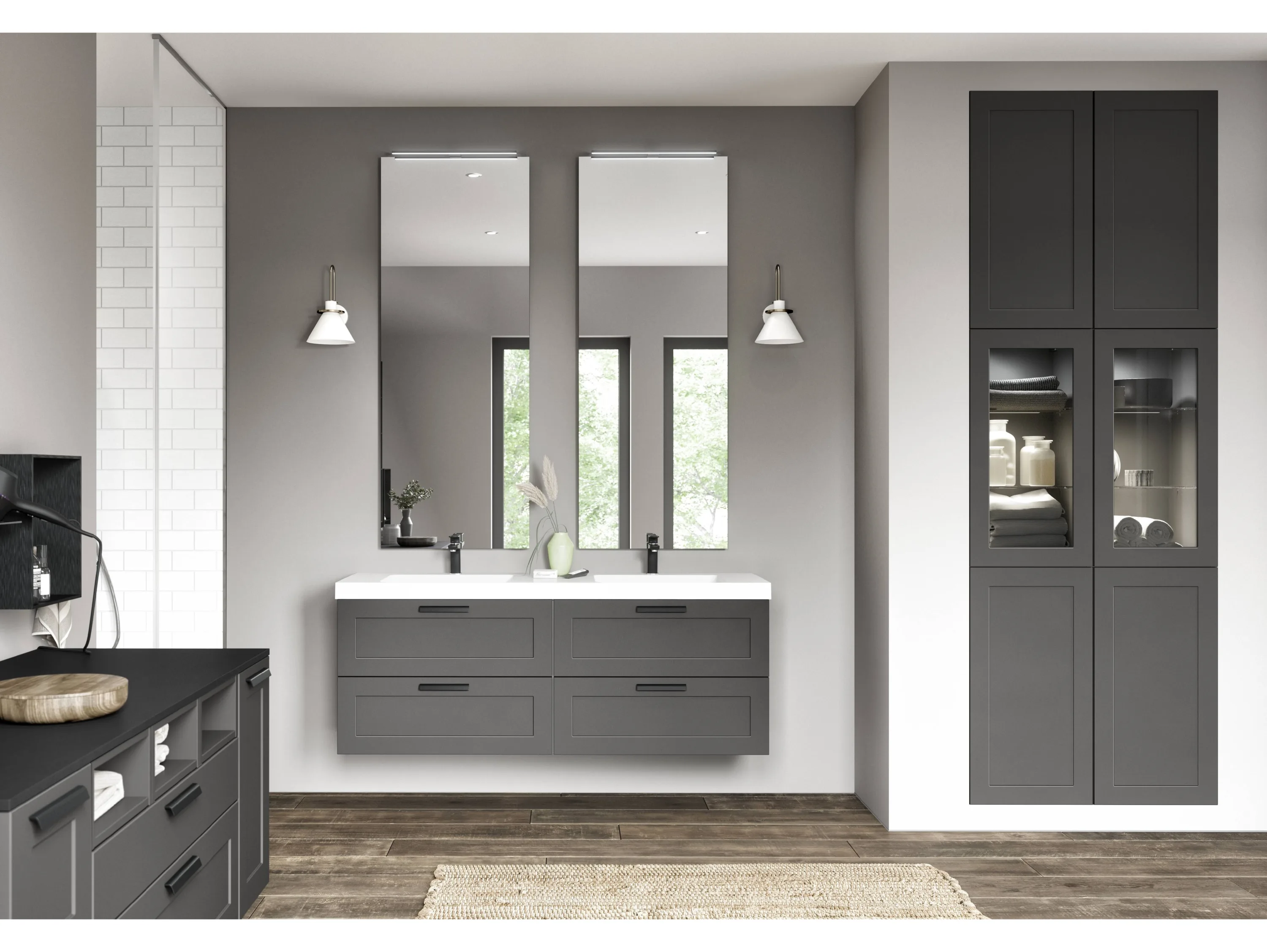 Graues Badezimmer mit weissem Waschtisch und zwei hohen Spiegeln. Hohe Einbauschränke und ein Highboard extra
