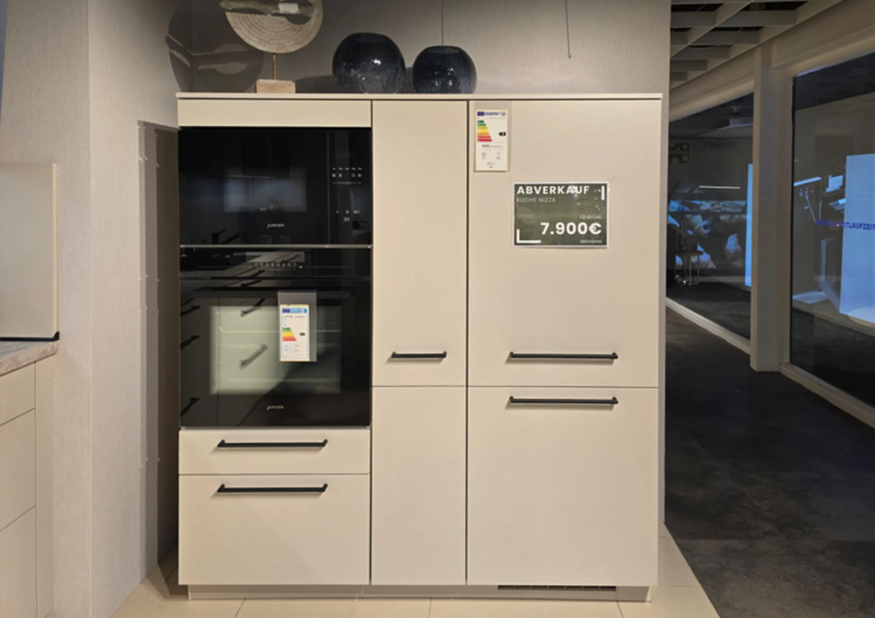 Küche mit einem großen weißen Backofen und einem schwarzen Herd