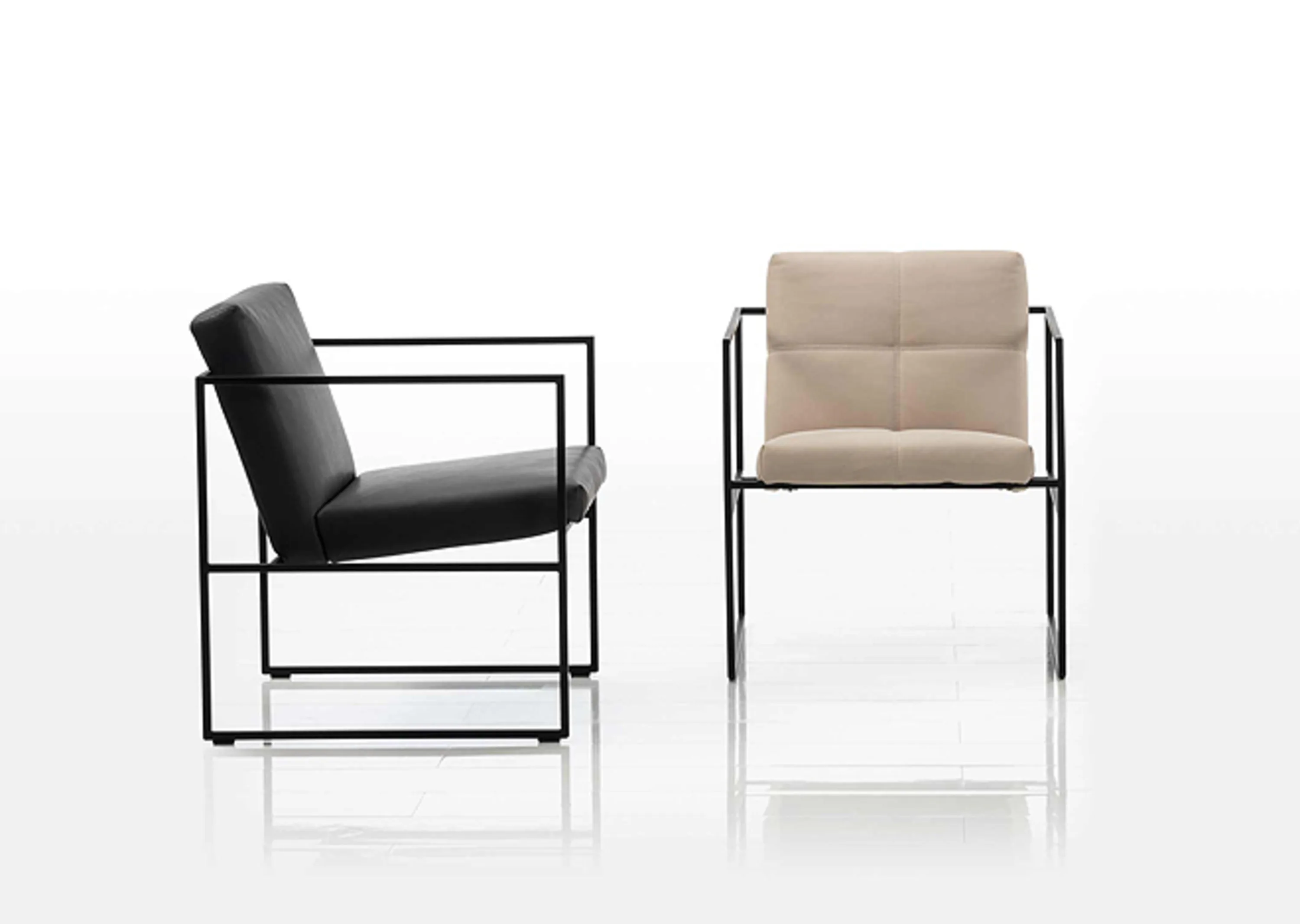 Paar Stühle mit einem schwarzen Rahmen und einem Beigesitz
