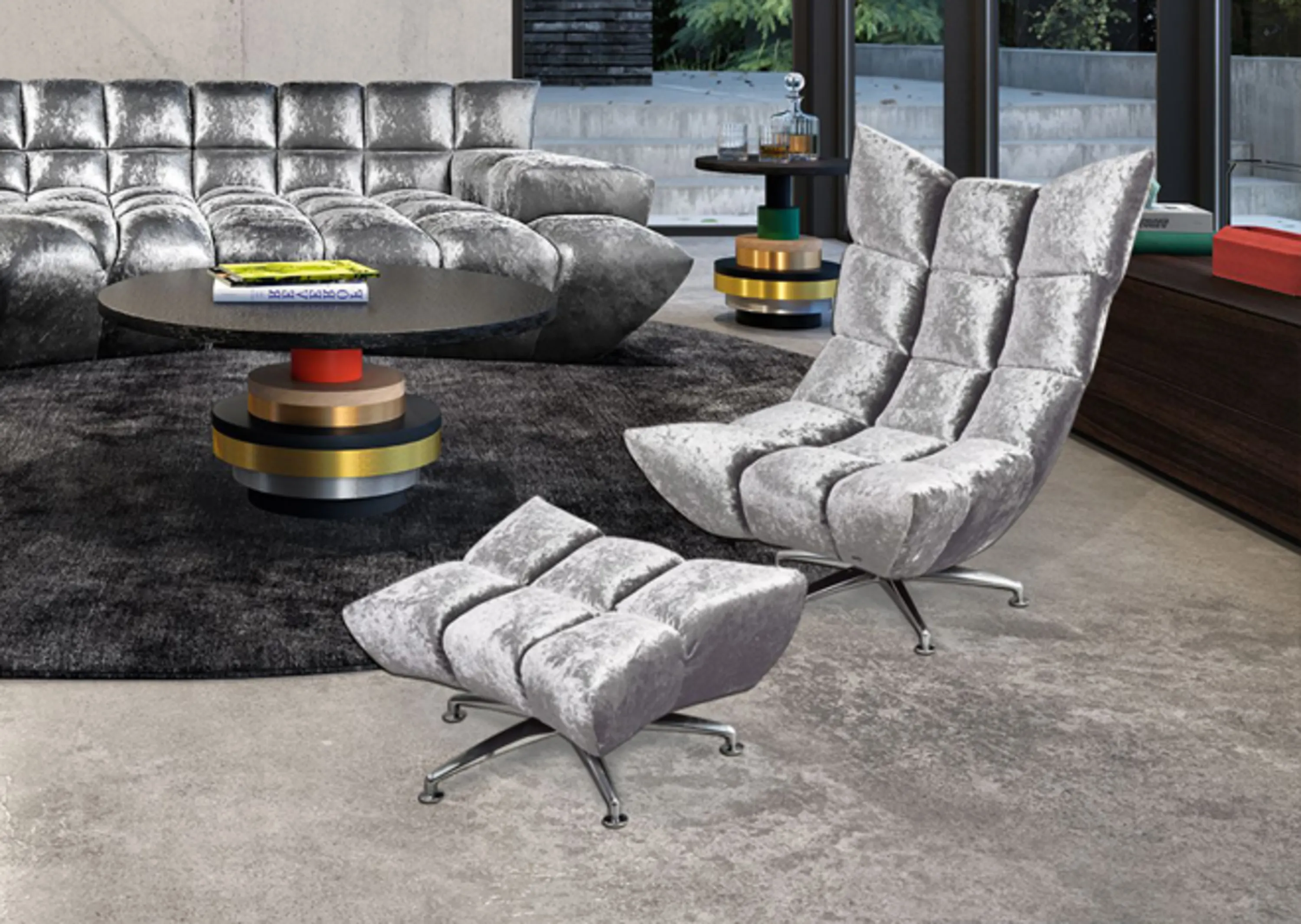 Wohnzimmer mit einer runden Couch und Stühlen