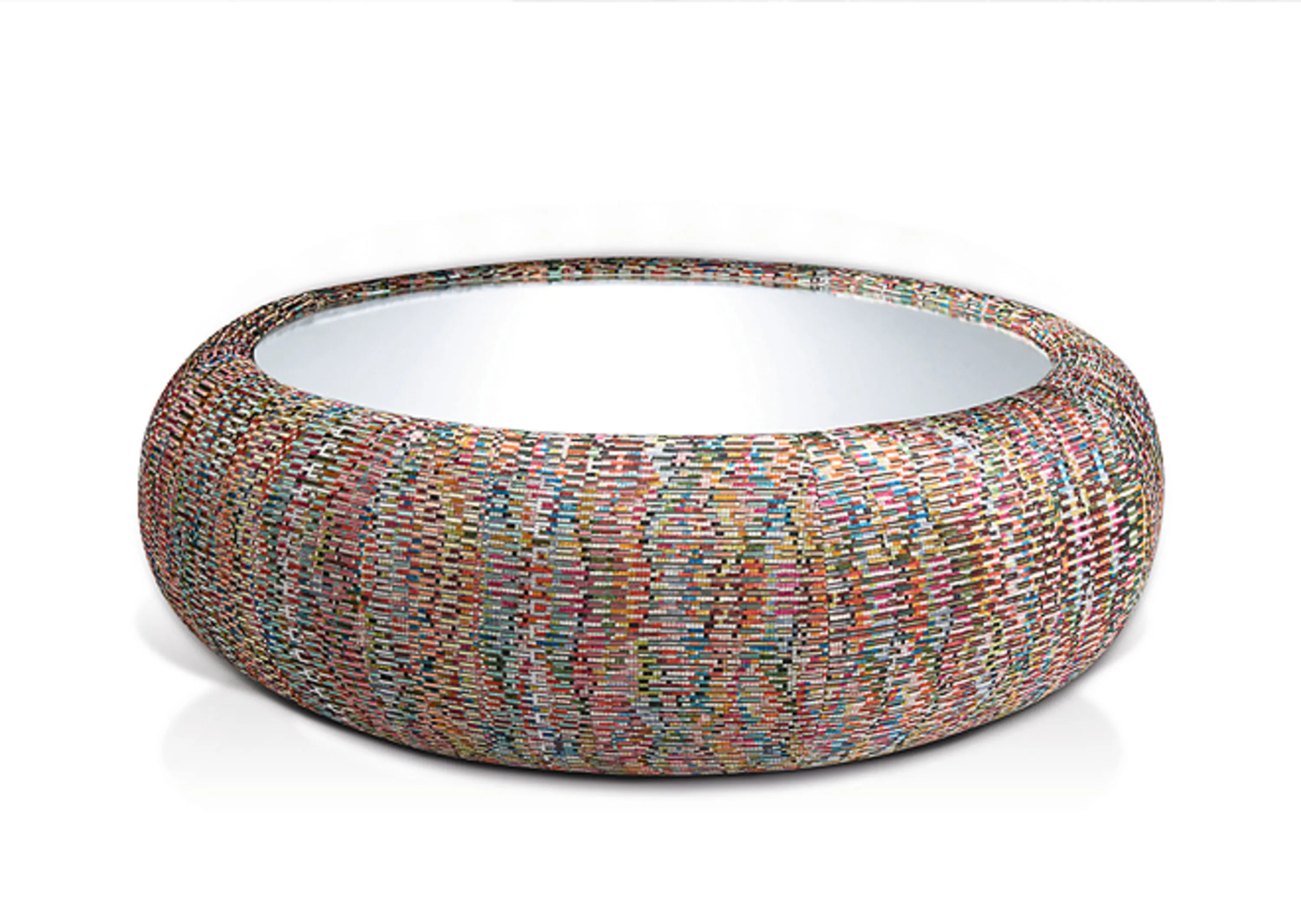 Bunt gefärbte Schale mit weißem Hintergrund