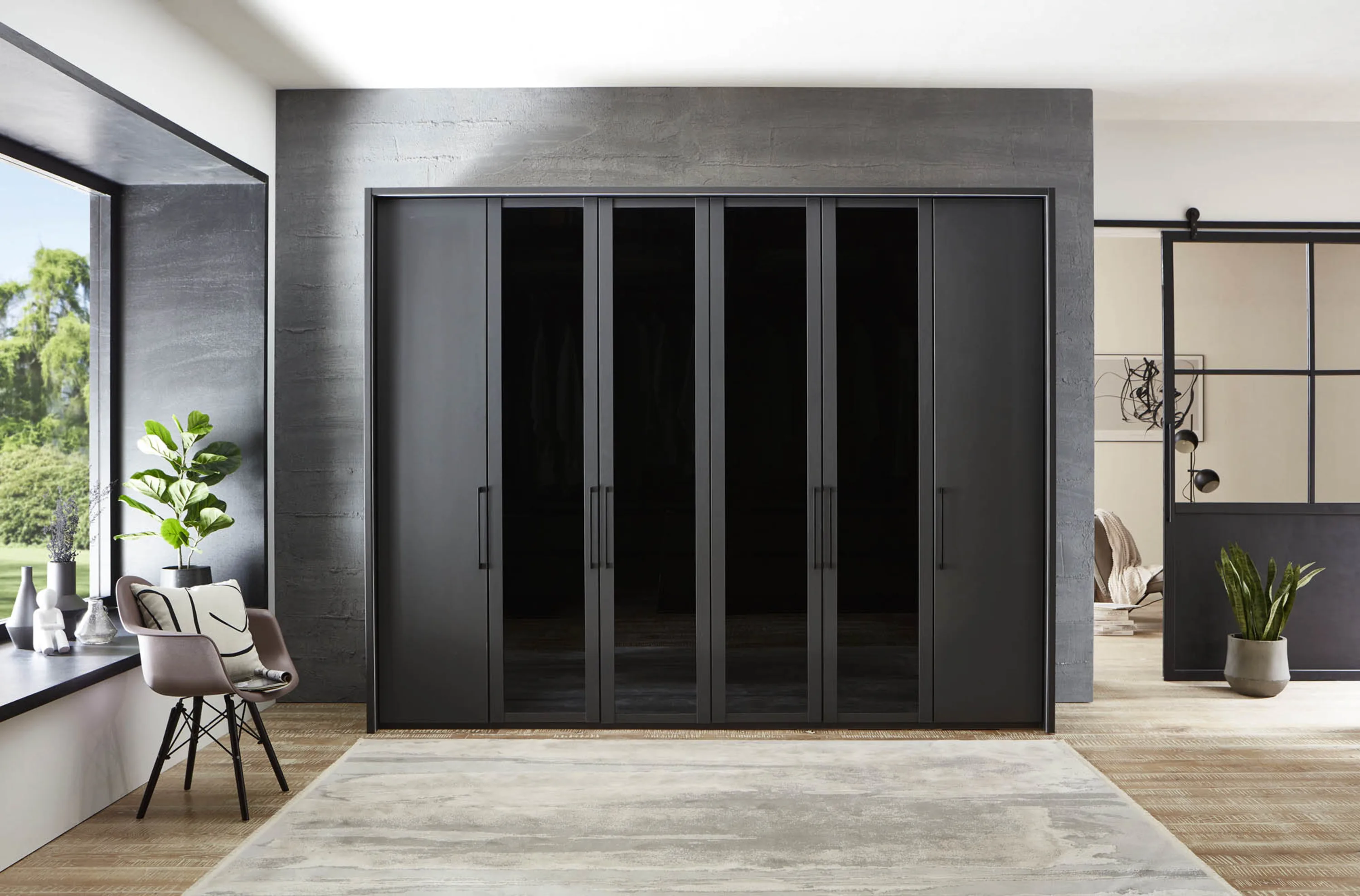 Schwarze Garderobe mit einem großen Spiegel in der Ecke