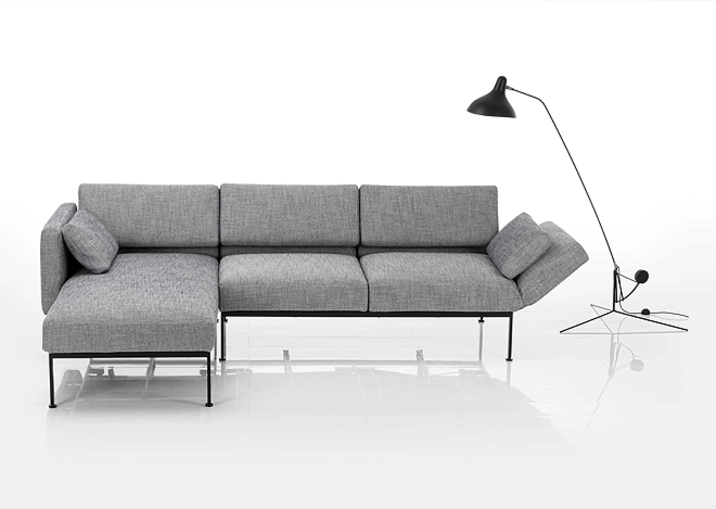 Couch mit einer Lampe darüber
