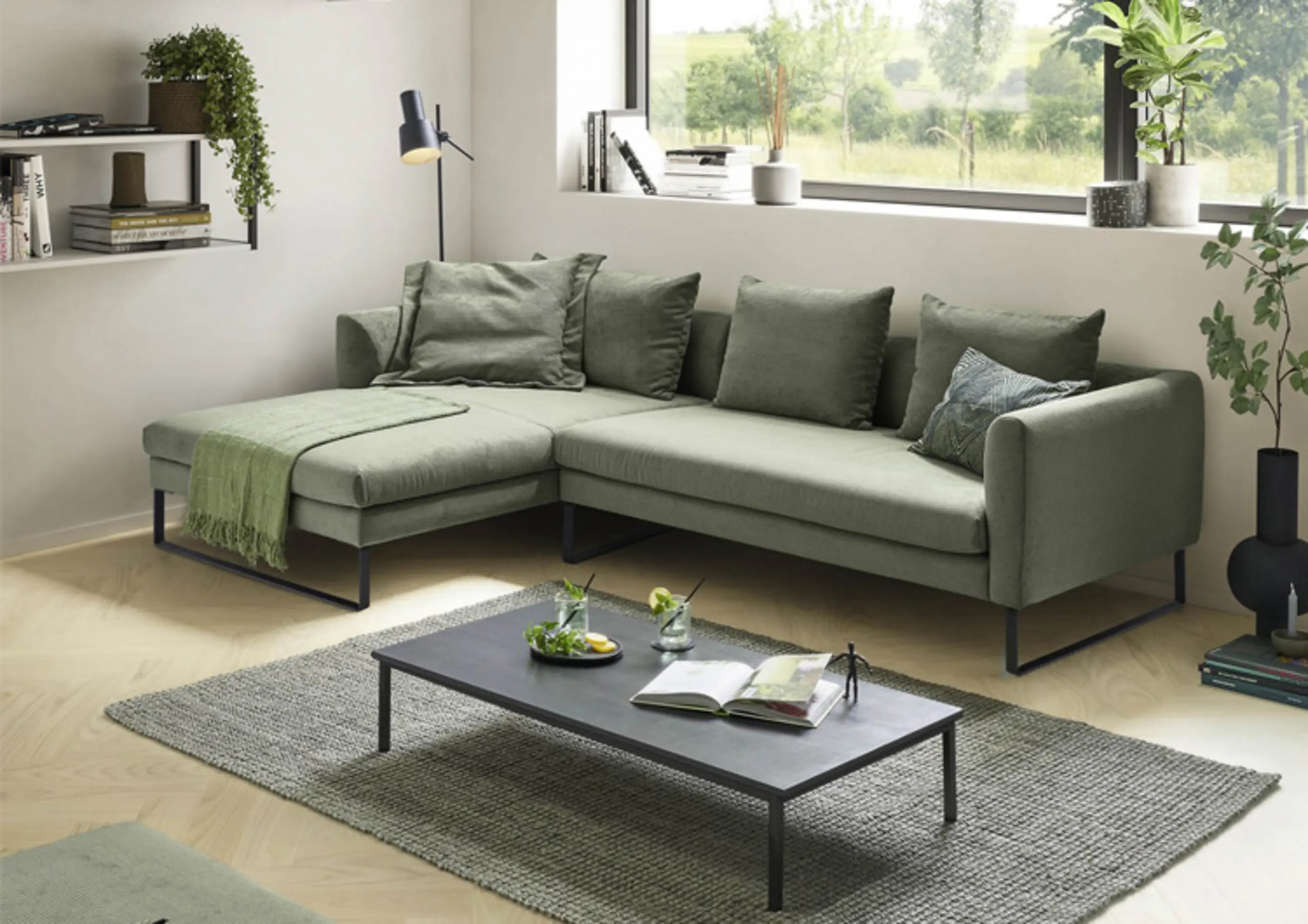 Akito Wohnzimmer mit einer grünen Couch und einem Couchtisch