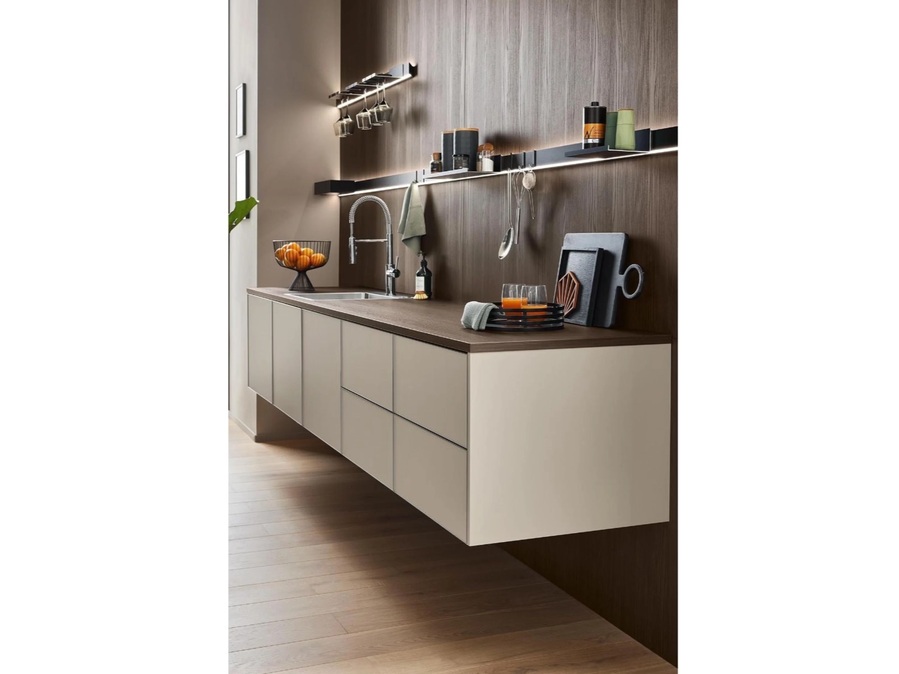 Küche mit Waschbecken und Theke