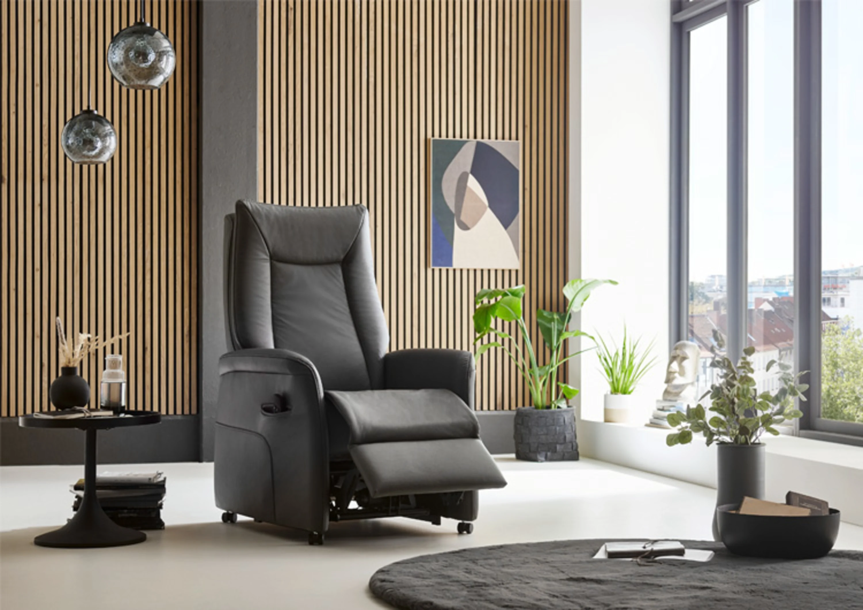 Wohnzimmer mit Stuhl und Tisch