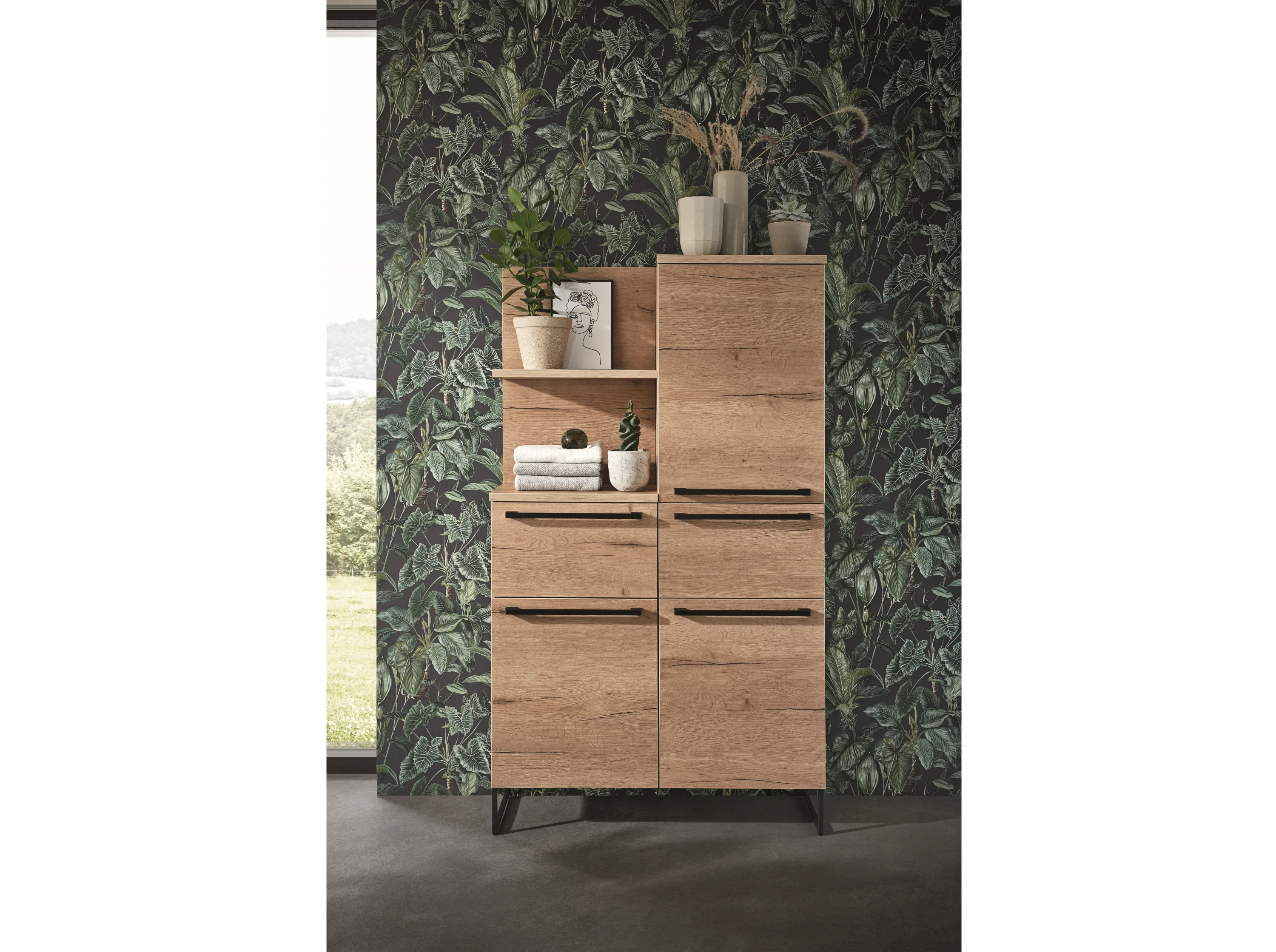 Detailaufnahme einer des Extraschrankes vor Blumentapete