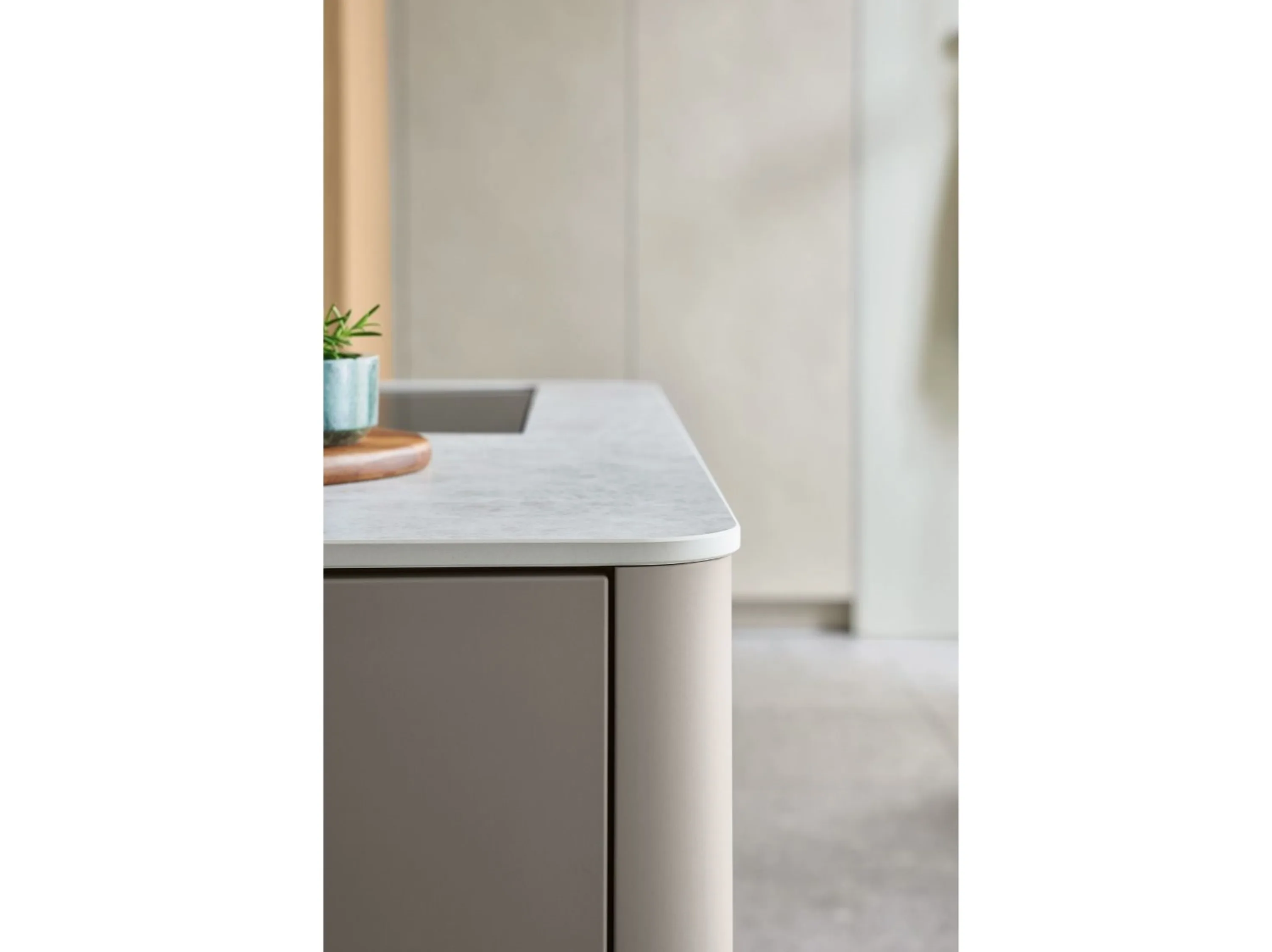 Weißes Waschbecken auf einem Zähler sitzend