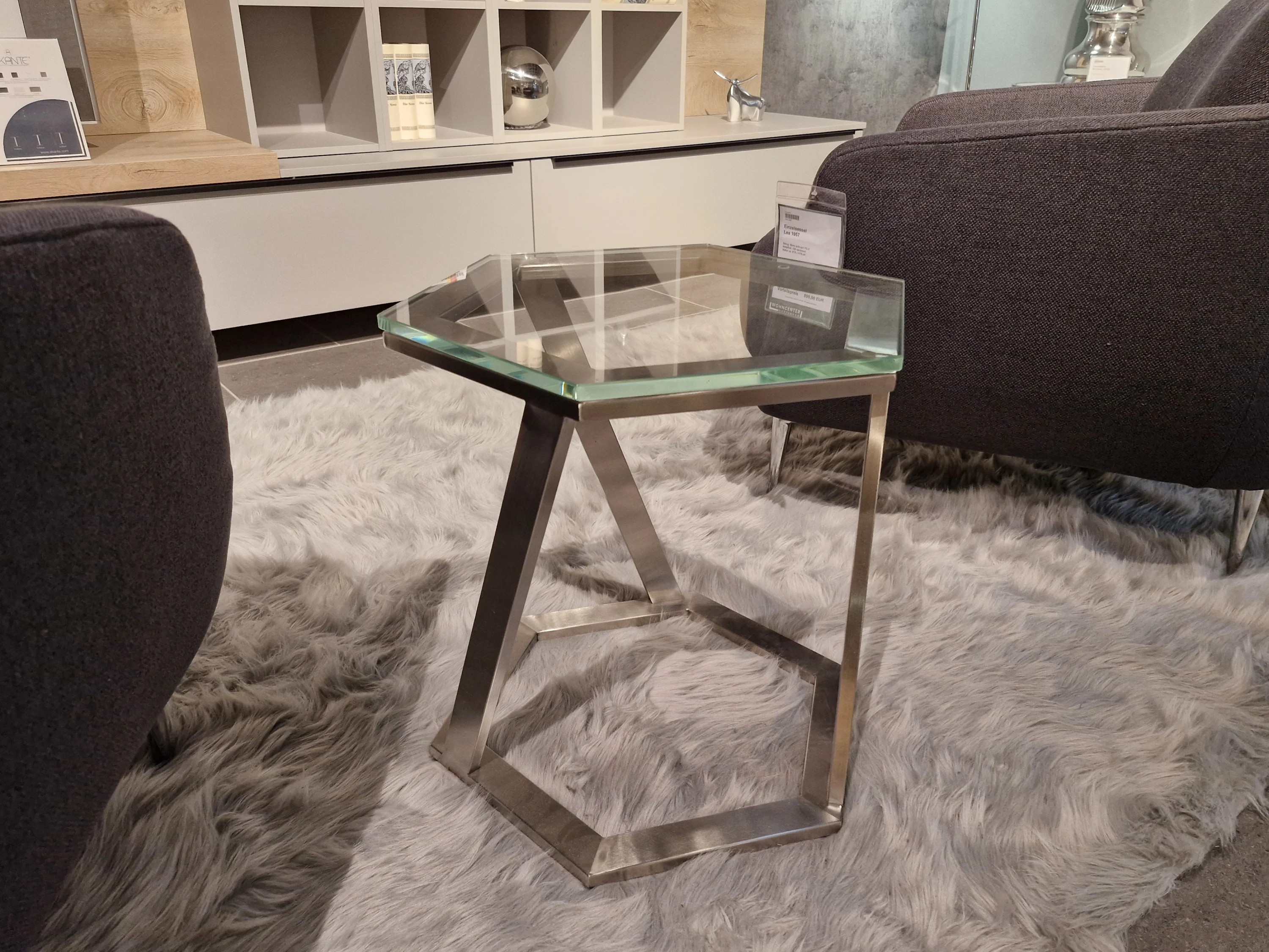 Glastisch mit einem Metallsockel und einer Glasplatte