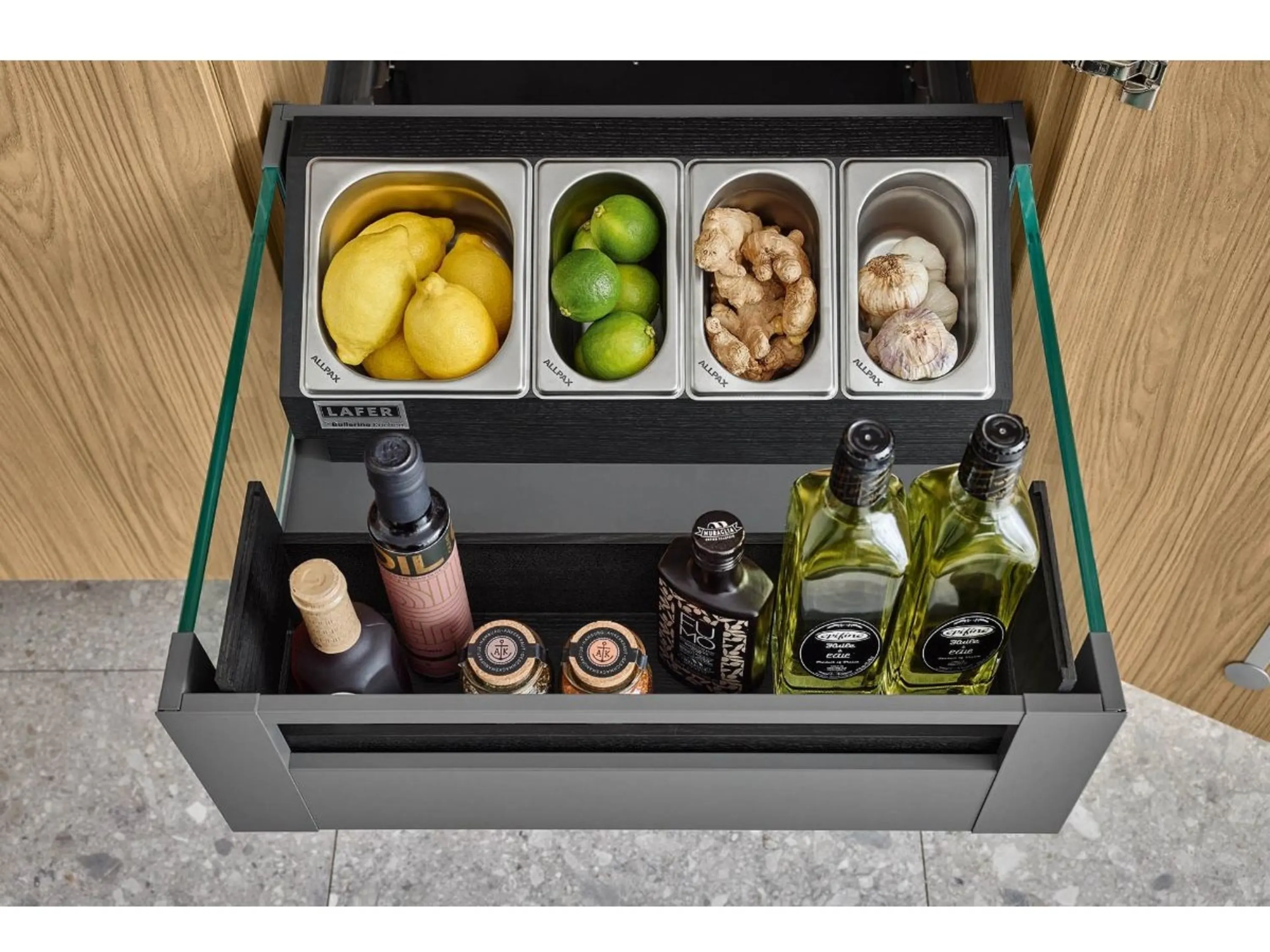 Schublade mit einer Schale, die Vielzahl von Lebensmitteln enthält