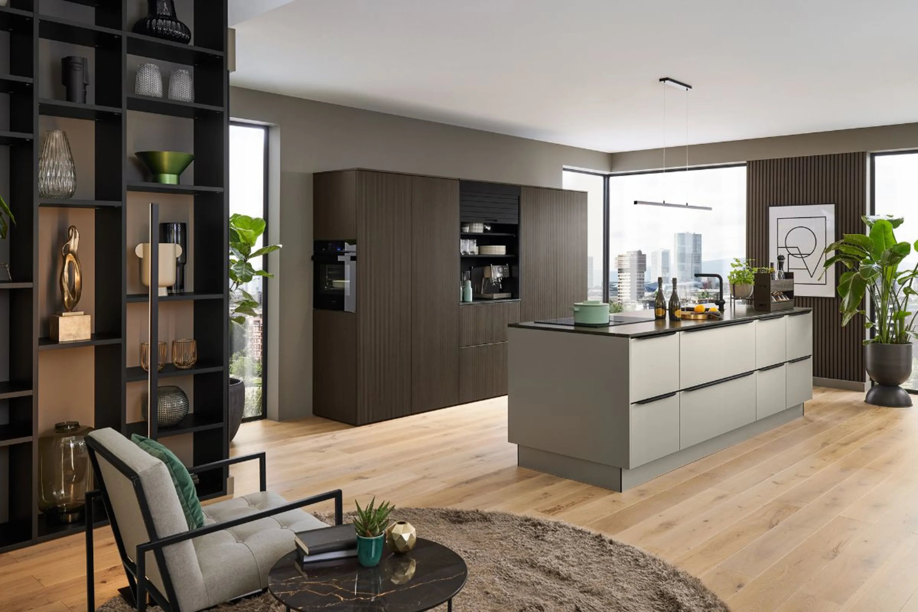 Wohnzimmer mit Couch und Küche