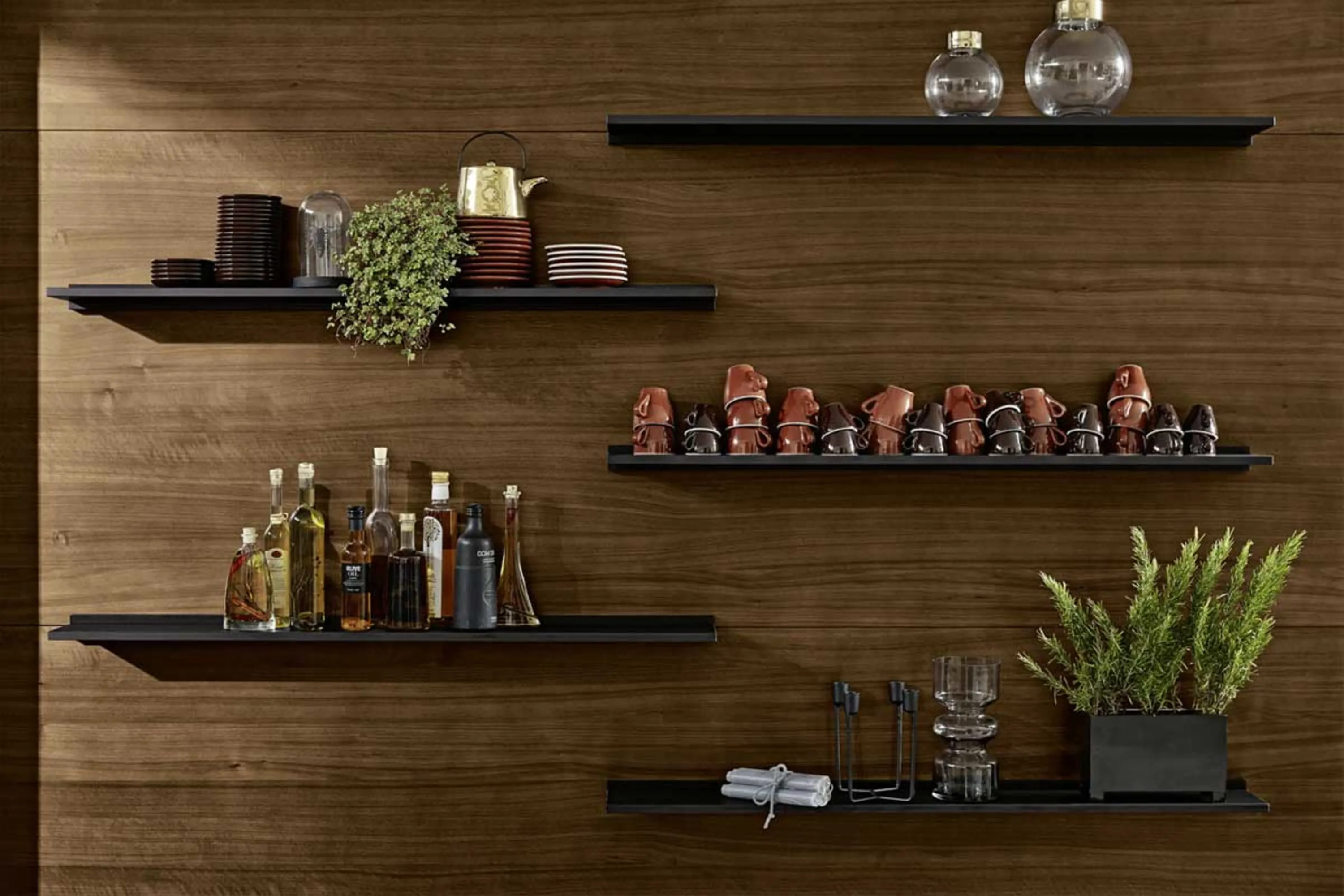 Holzwand mit Regalen und Regalen