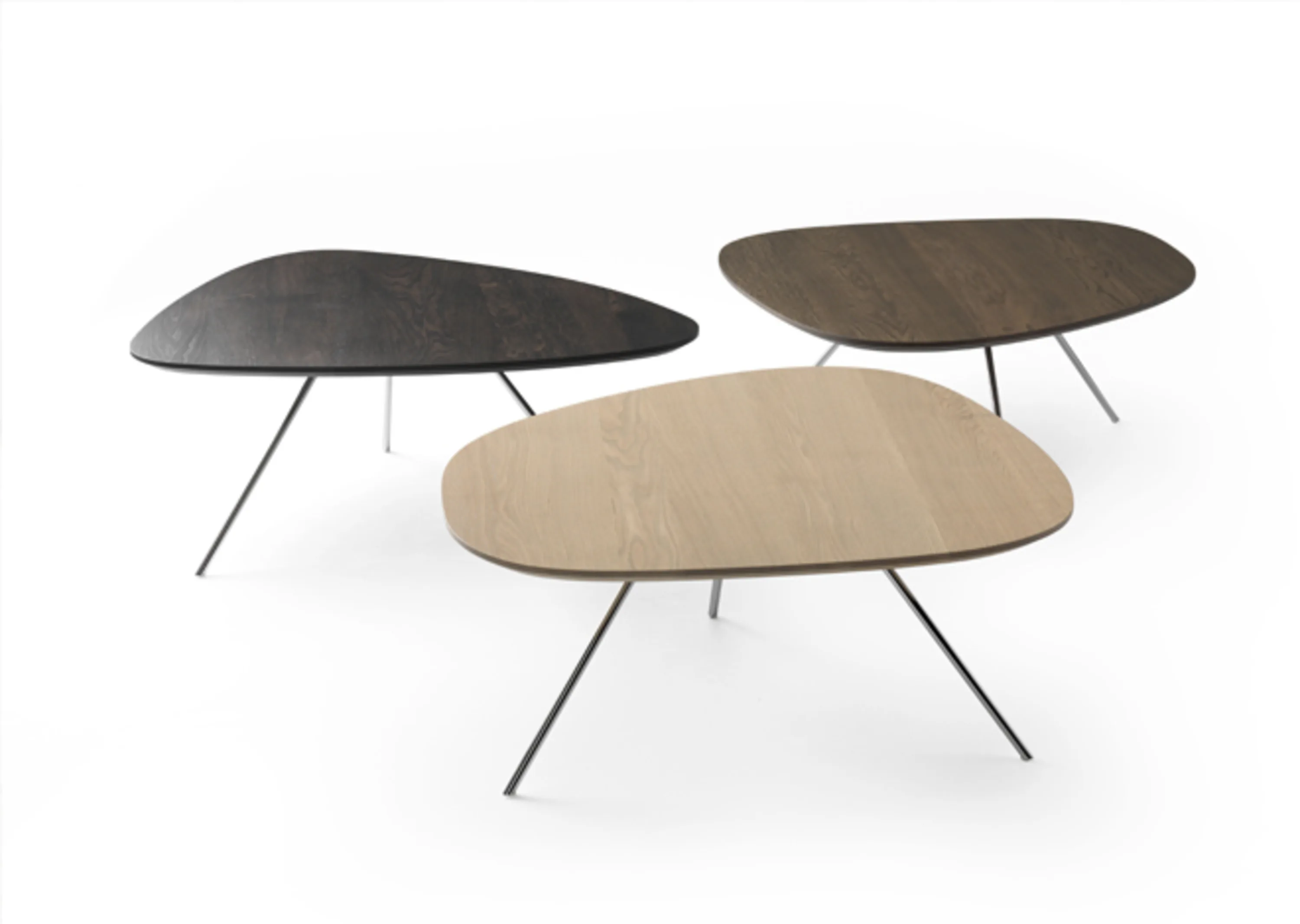 Drei Tische mit schwarzen Beinen und einer Holzplatte