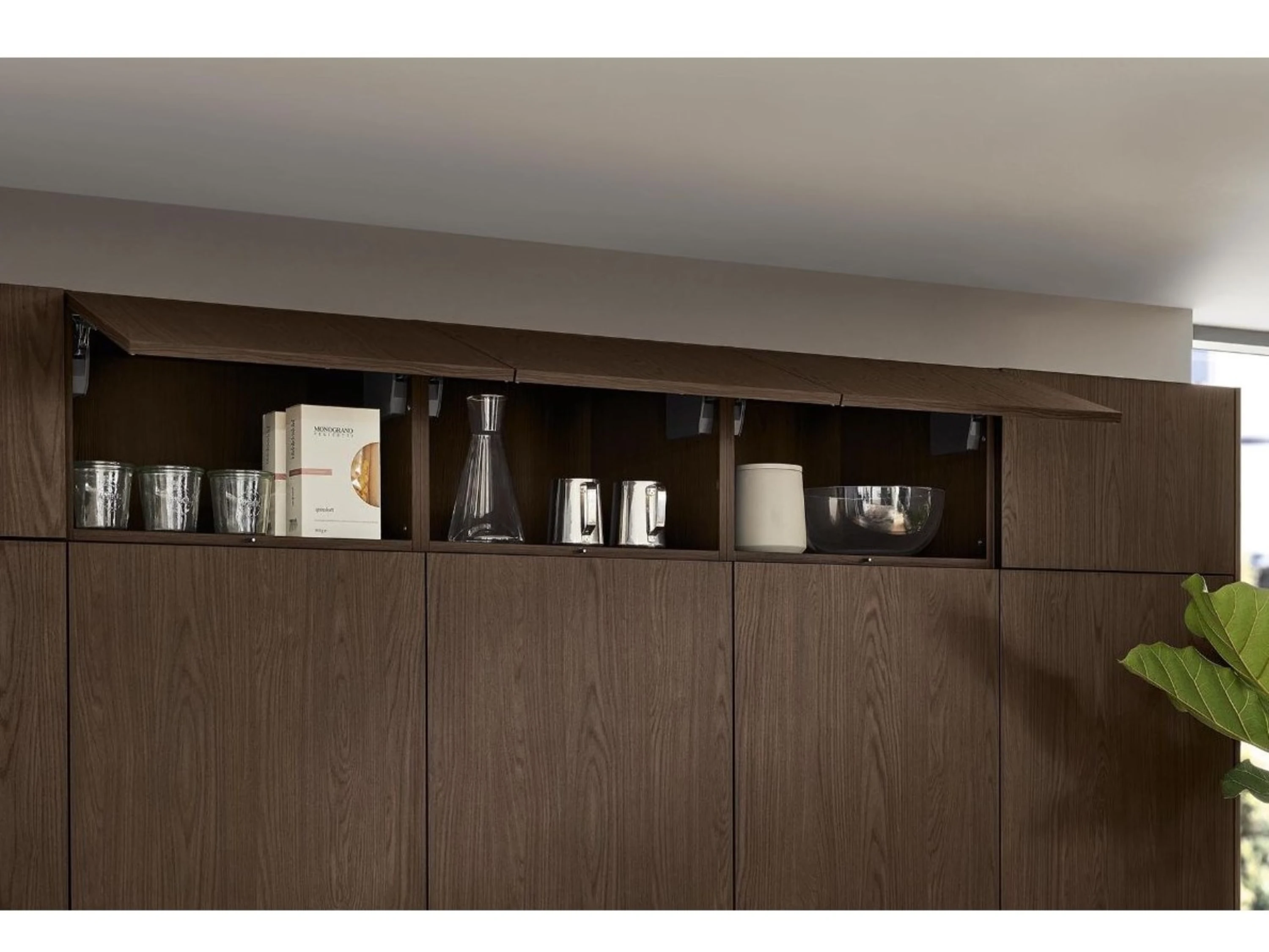 Brauner Schrank mit Glastüren und Regalen