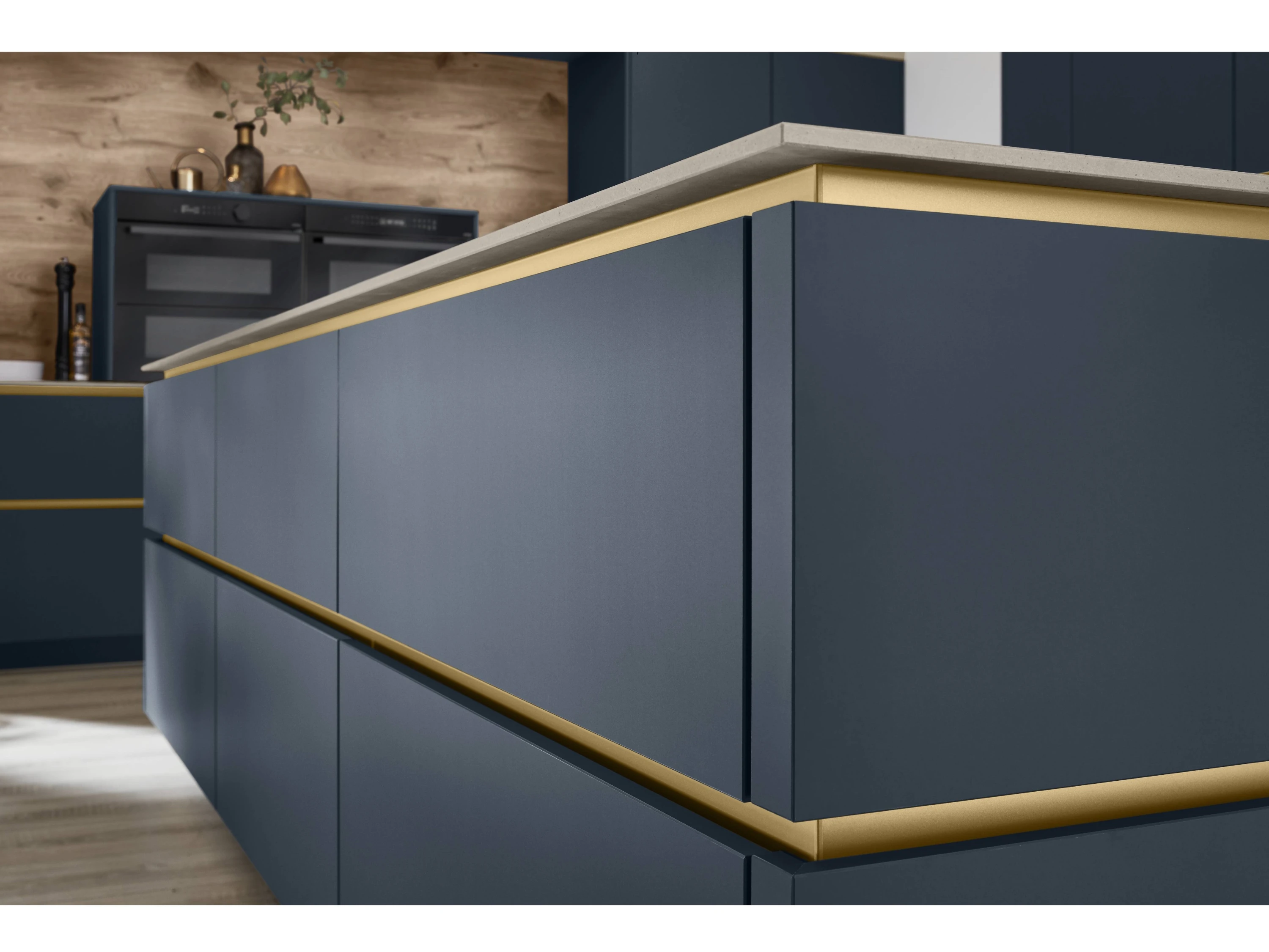 Küche mit blauem und goldenem Tresen