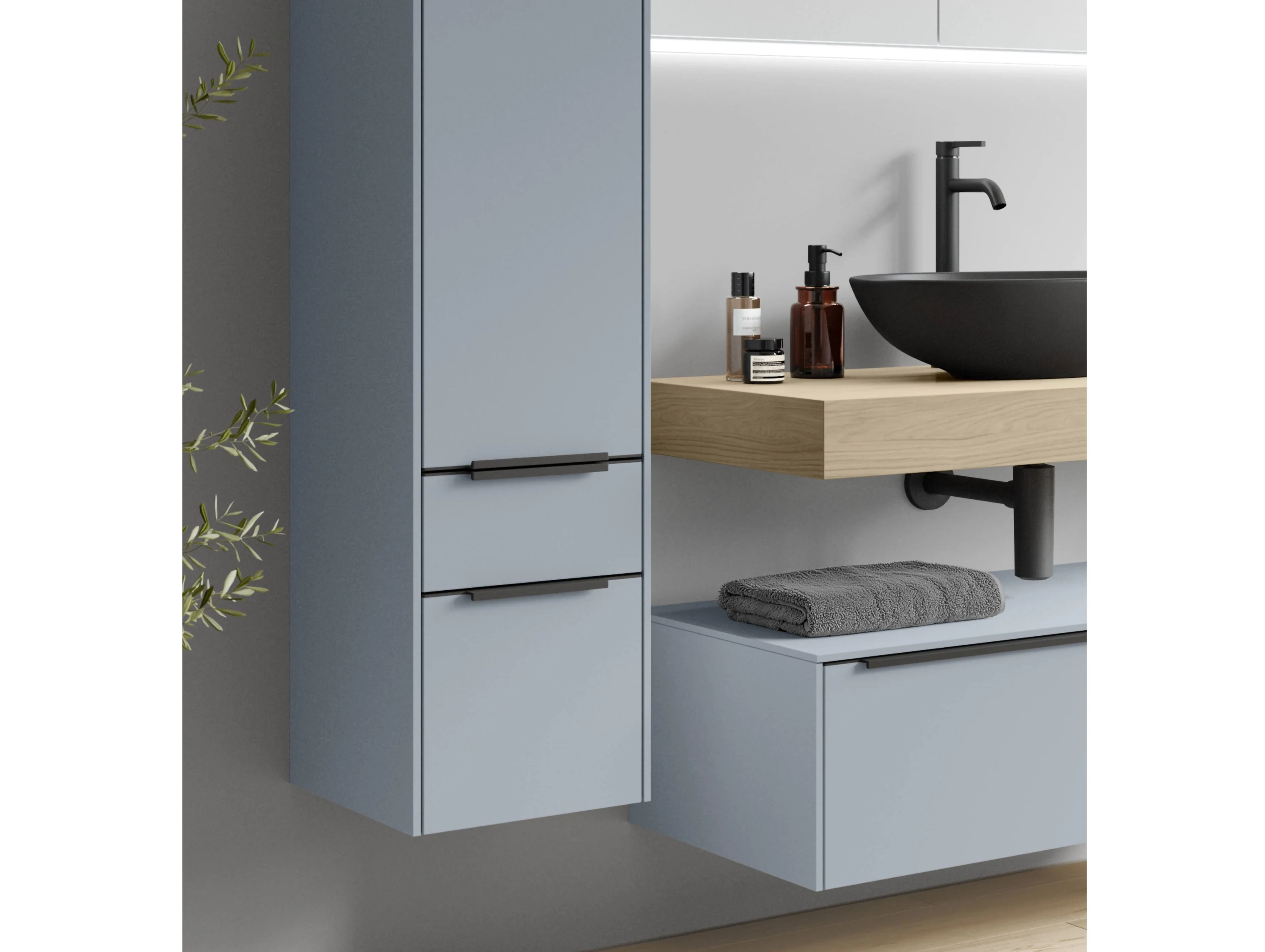 Hellblaues Badezimmer mit Holzwaschtisch und schwarzem Waschbecken