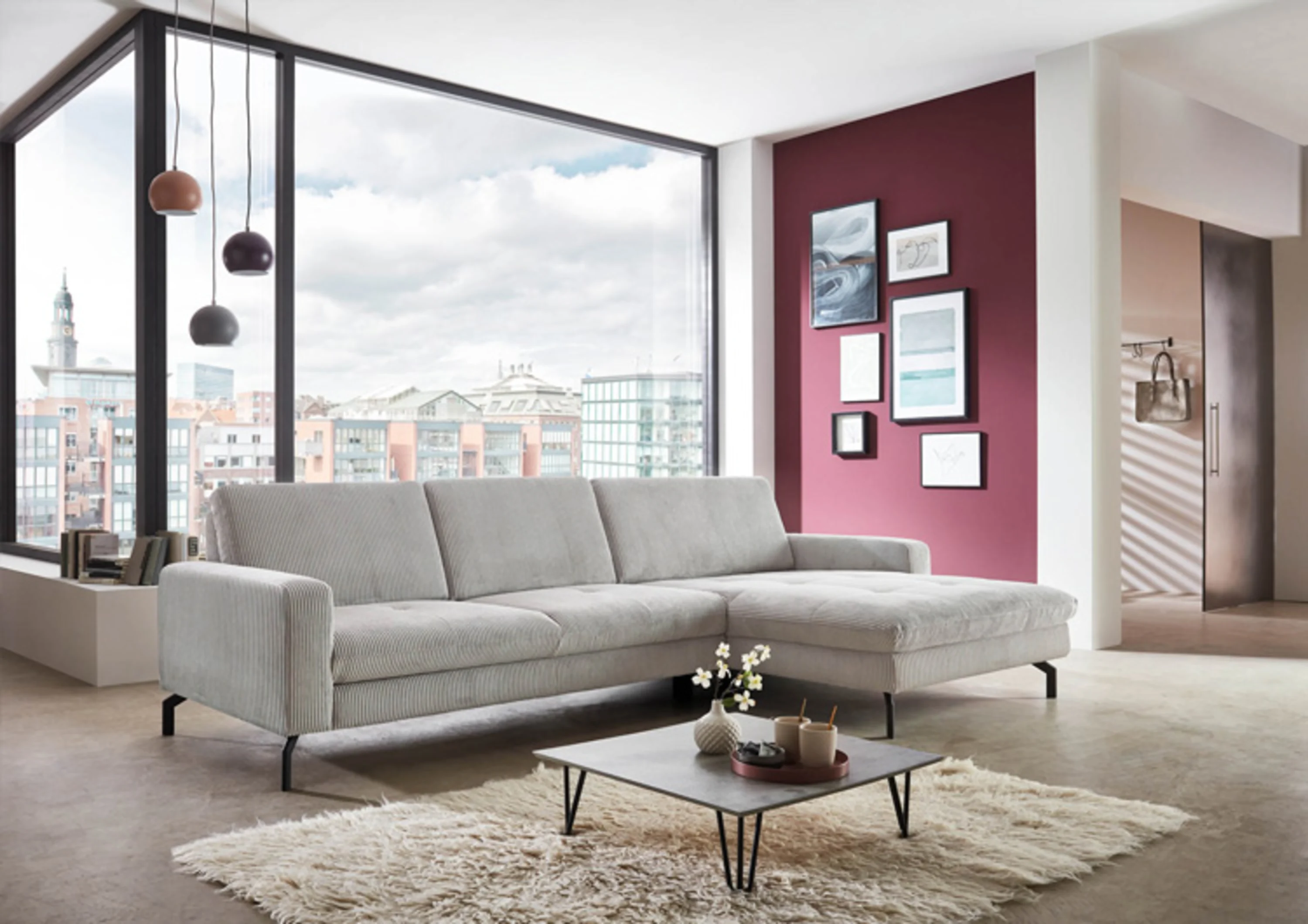 Wohnzimmer mit Couch und Couchtisch