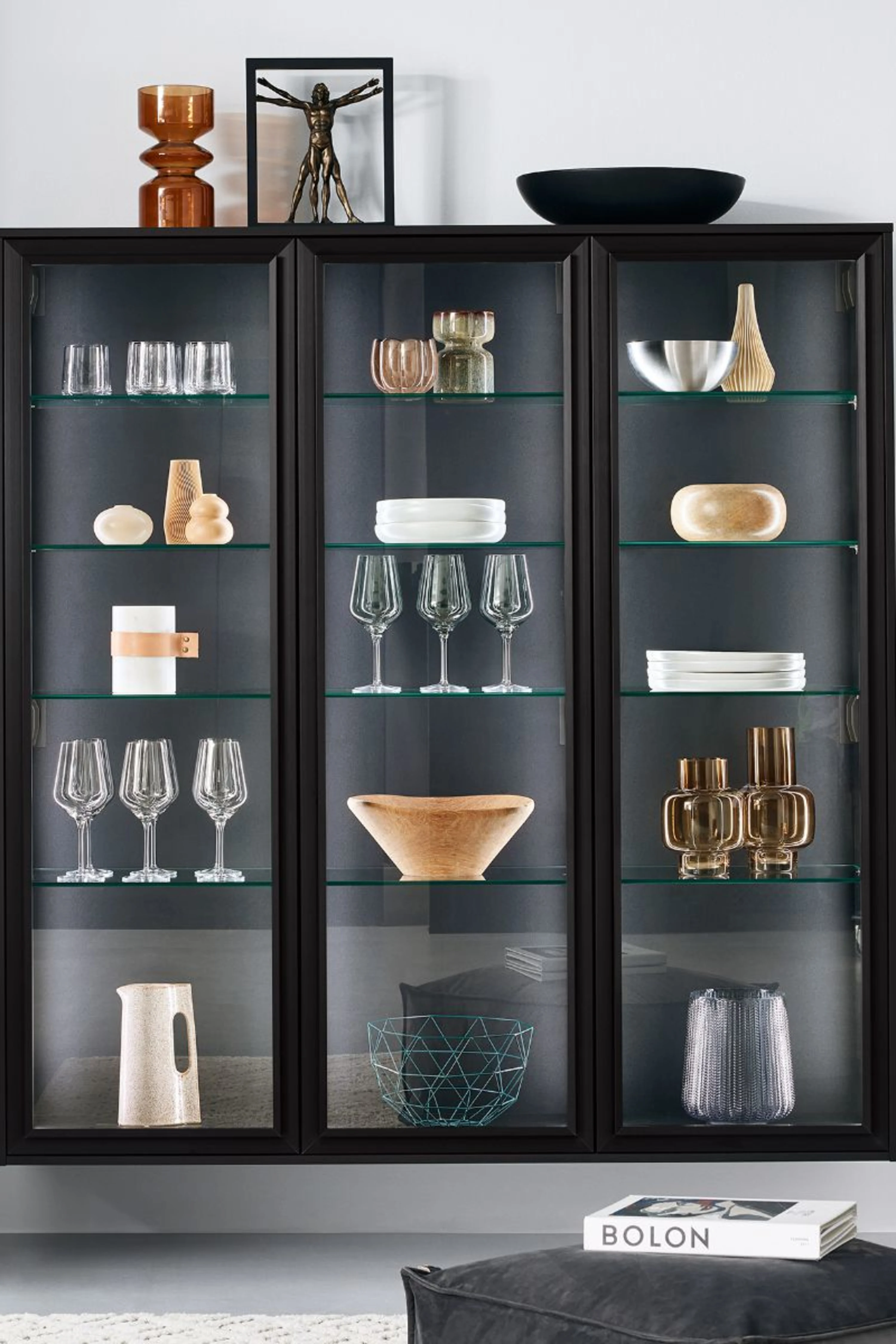 Schwarze Vitrine mit Glasregalen und Glasregalen