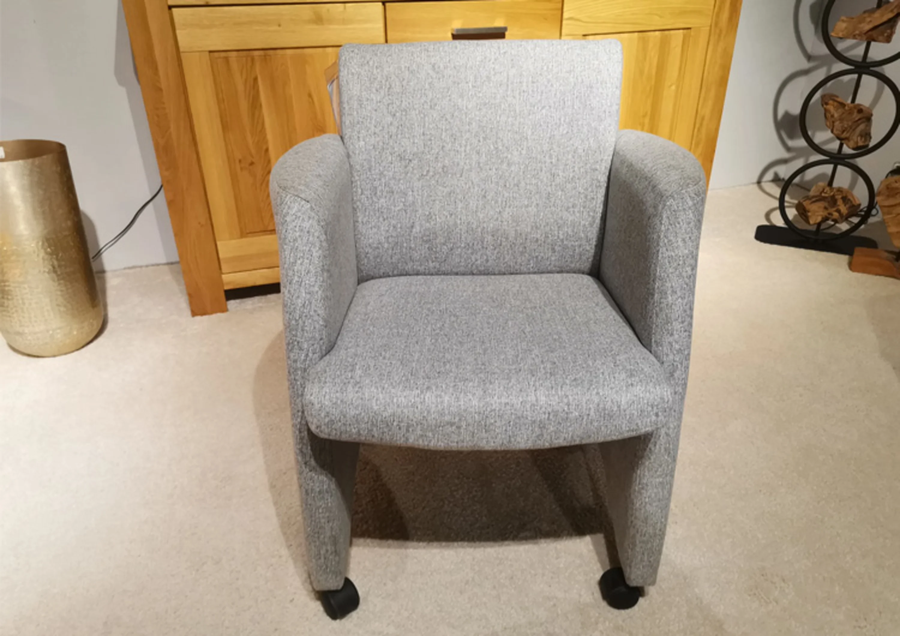 Sessel hell grau mit Armlehne und Rollen