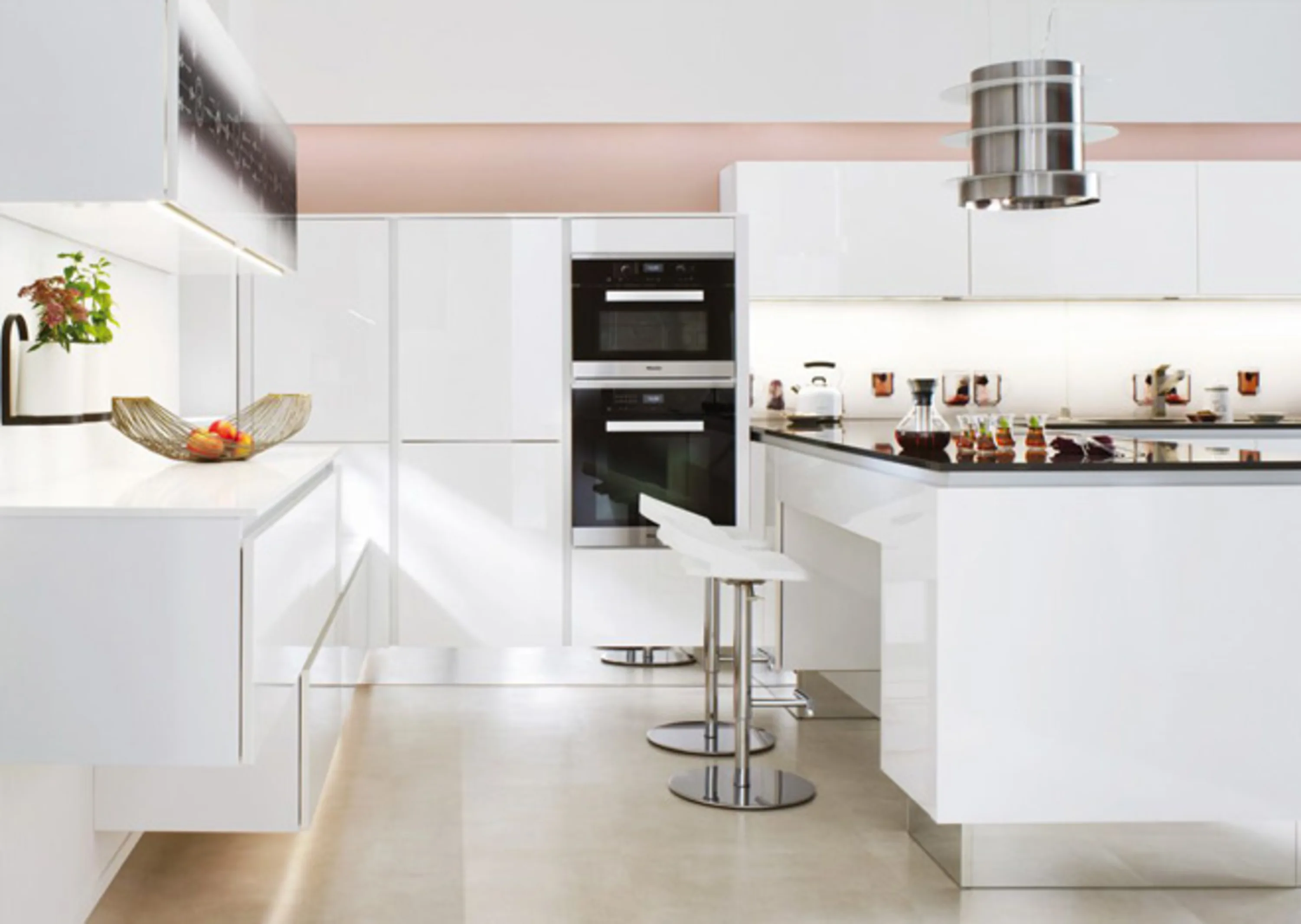 Küche mit weißen Schränken und rosa Wänden