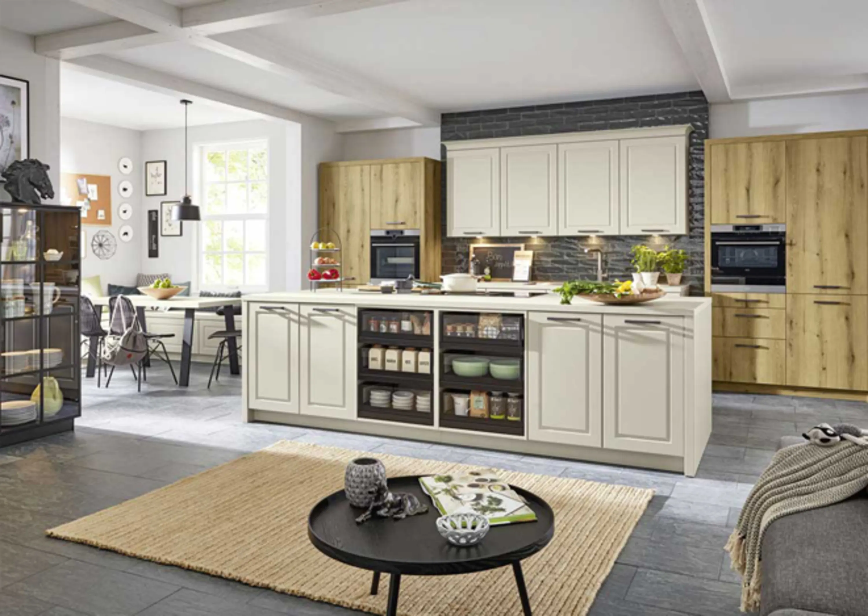 Küche mit einer großen Insel und einem Essbereich