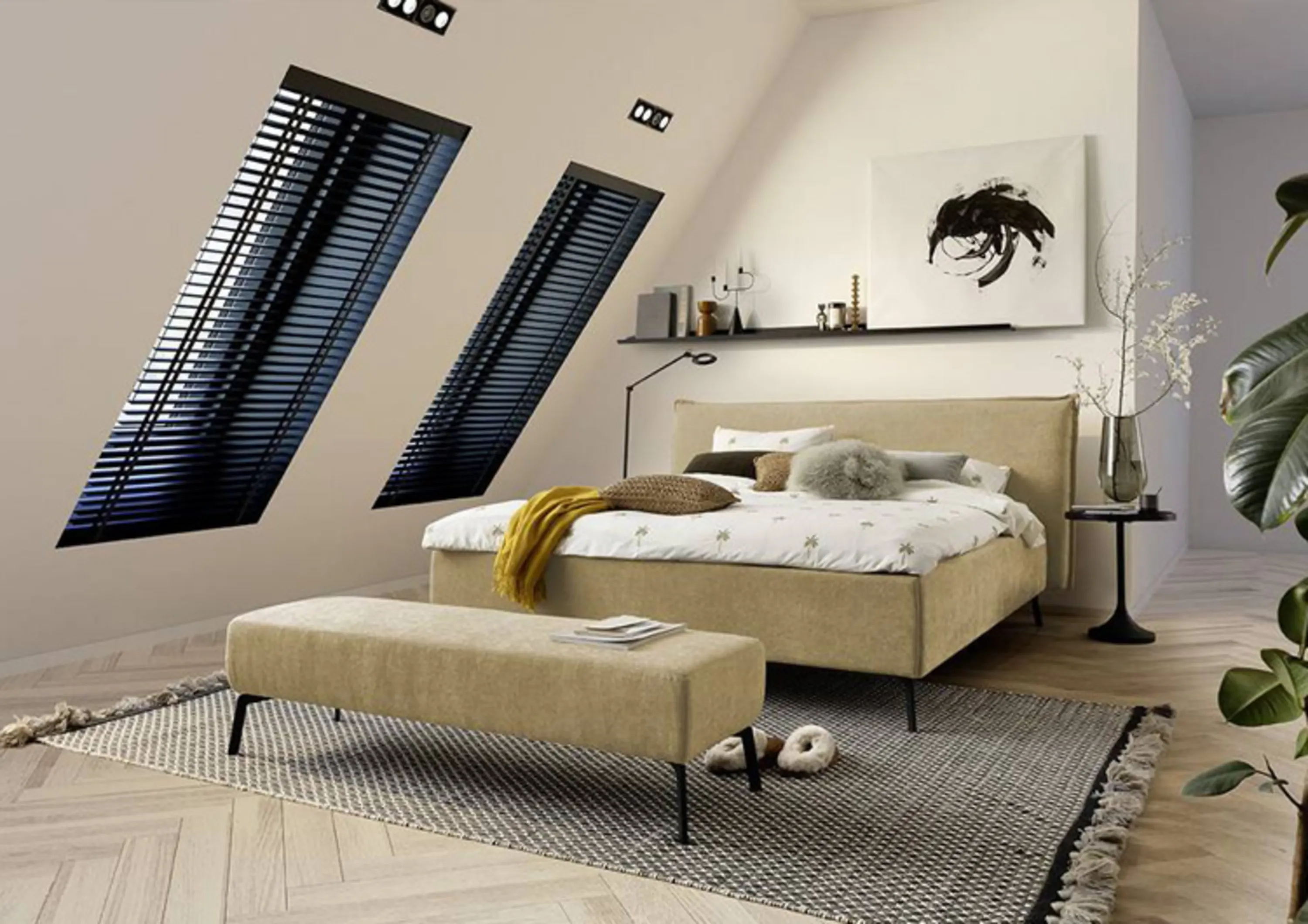 Man sieht ein Schlafzimmer im Dachgeschoss. Im Mittelpunkt steht ein beiges Polsterbett.