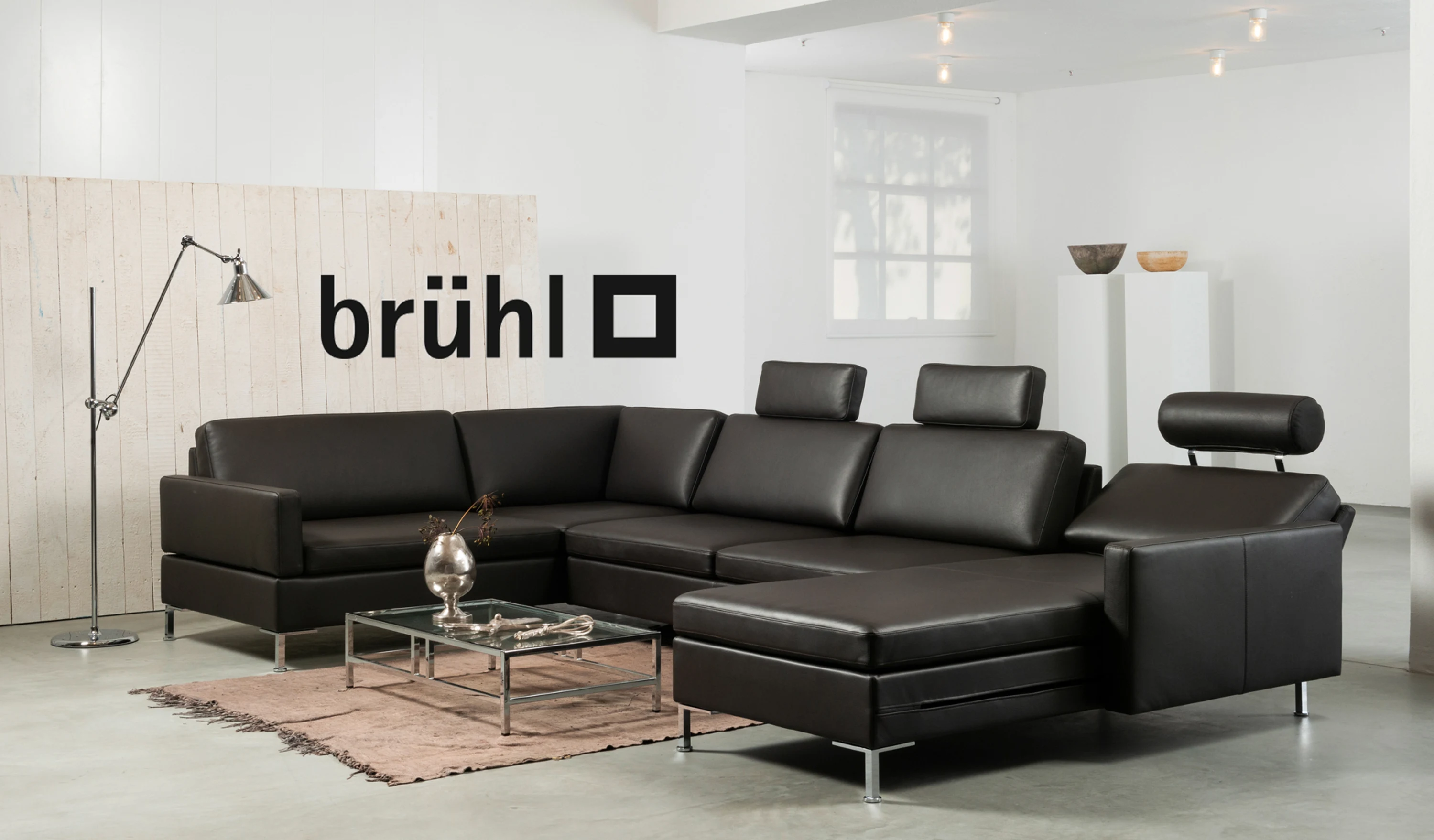 Schwarzes Leder-Sektionssofa mit einem Couchtisch