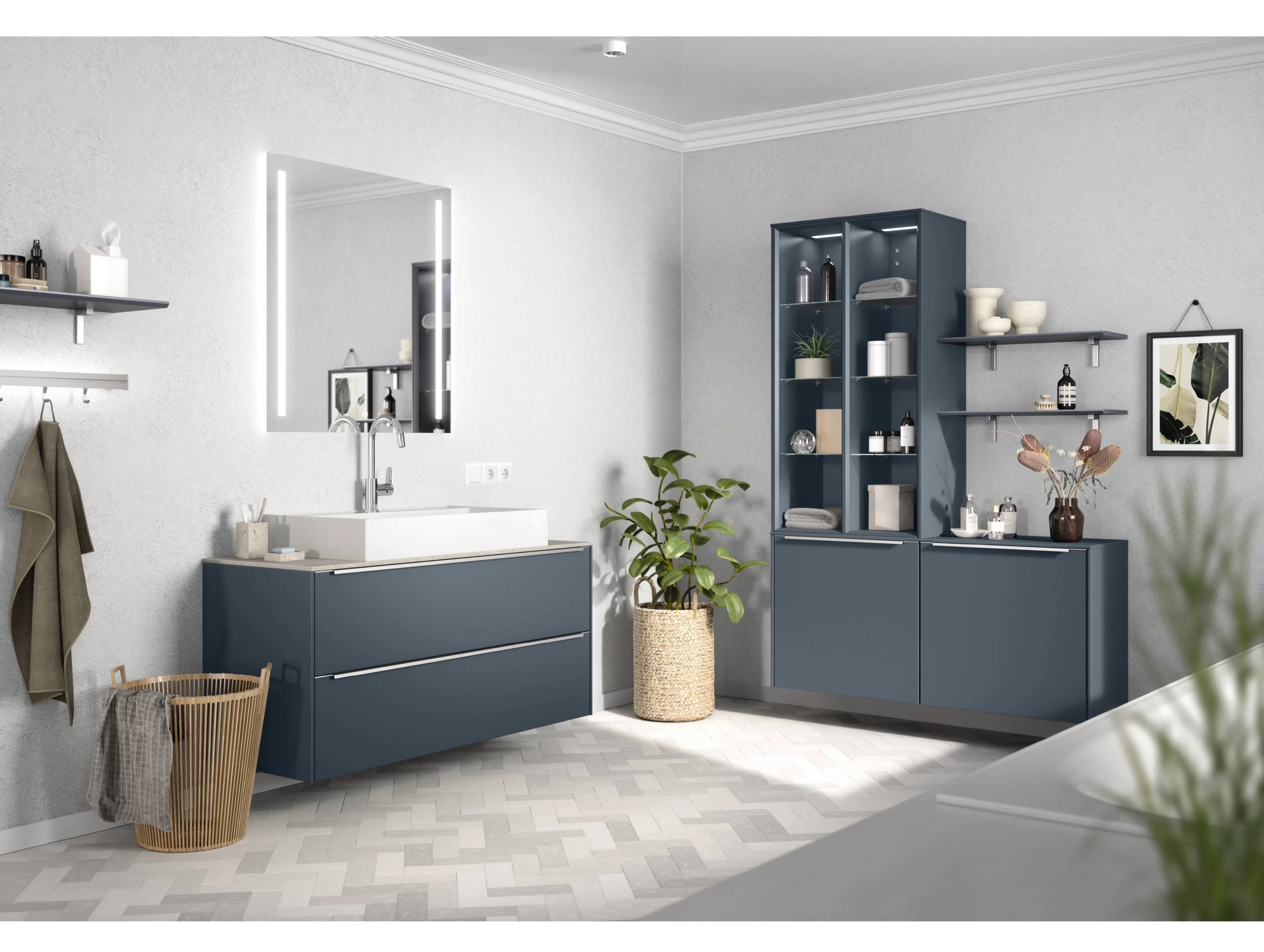 Badezimmer mit einem blauen Schrank und einem Spiegel