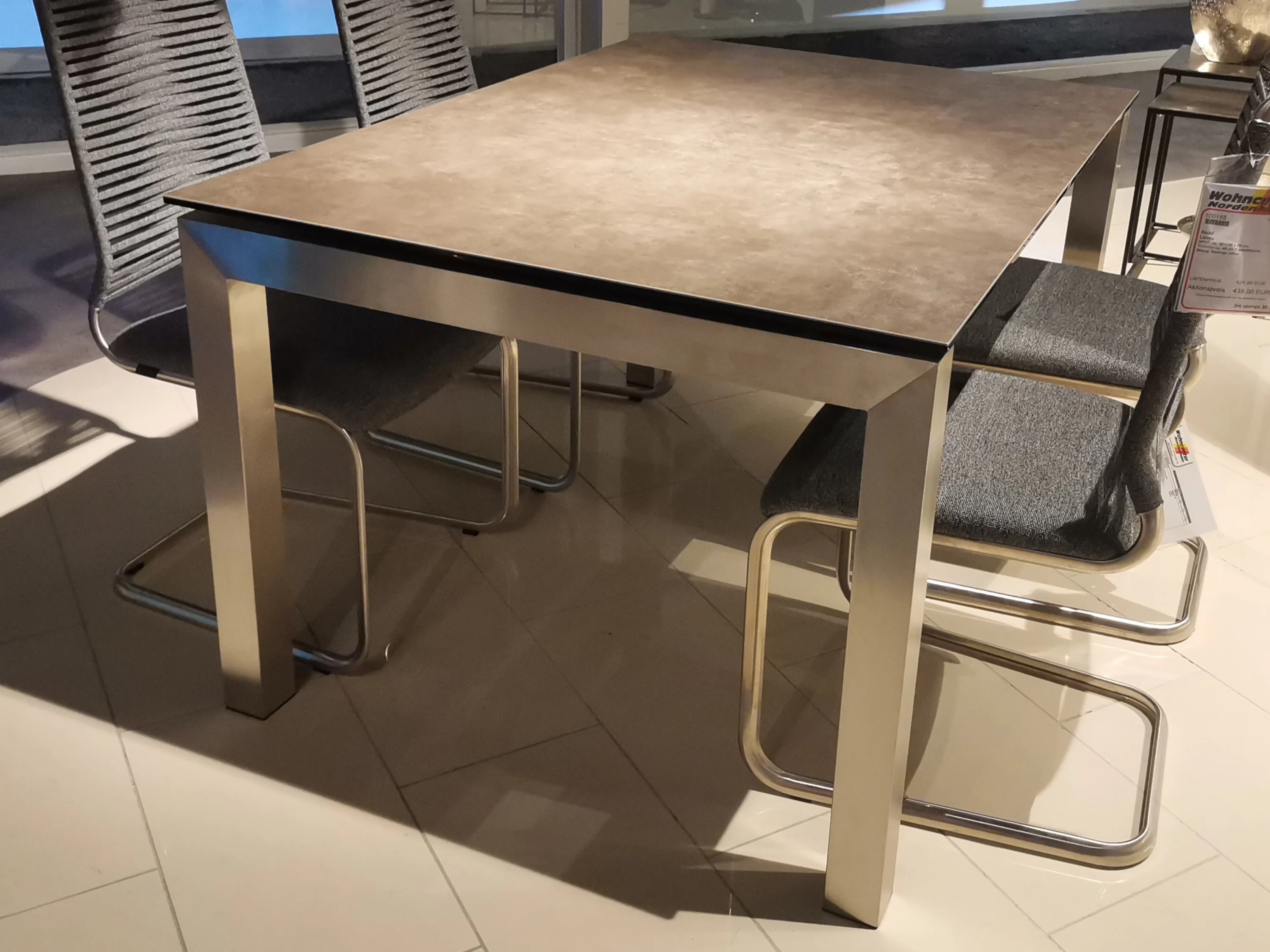 Tisch mit zwei Stühlen und einem Stuhl