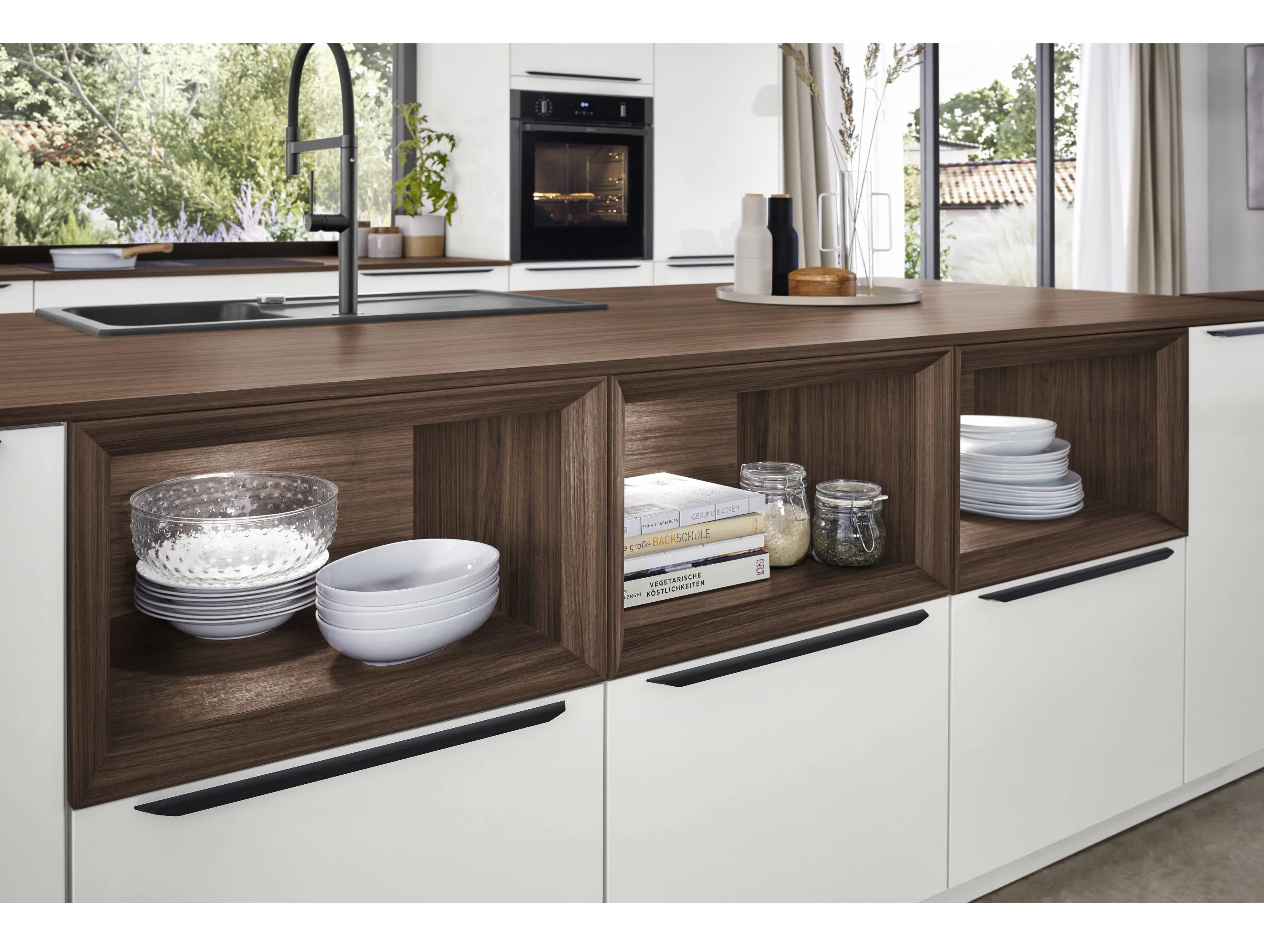 Küche mit Mikrowelle und einer Schüssel auf der Theke