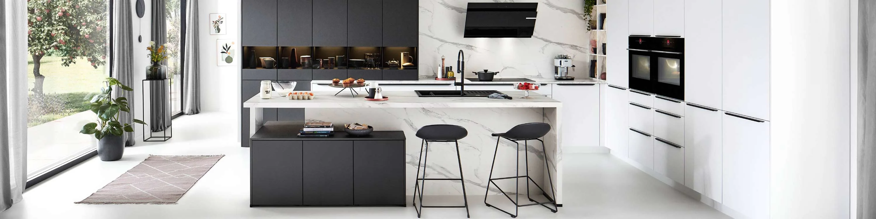 Küche mit einer weißen Thekenplatte und schwarzen Schränken