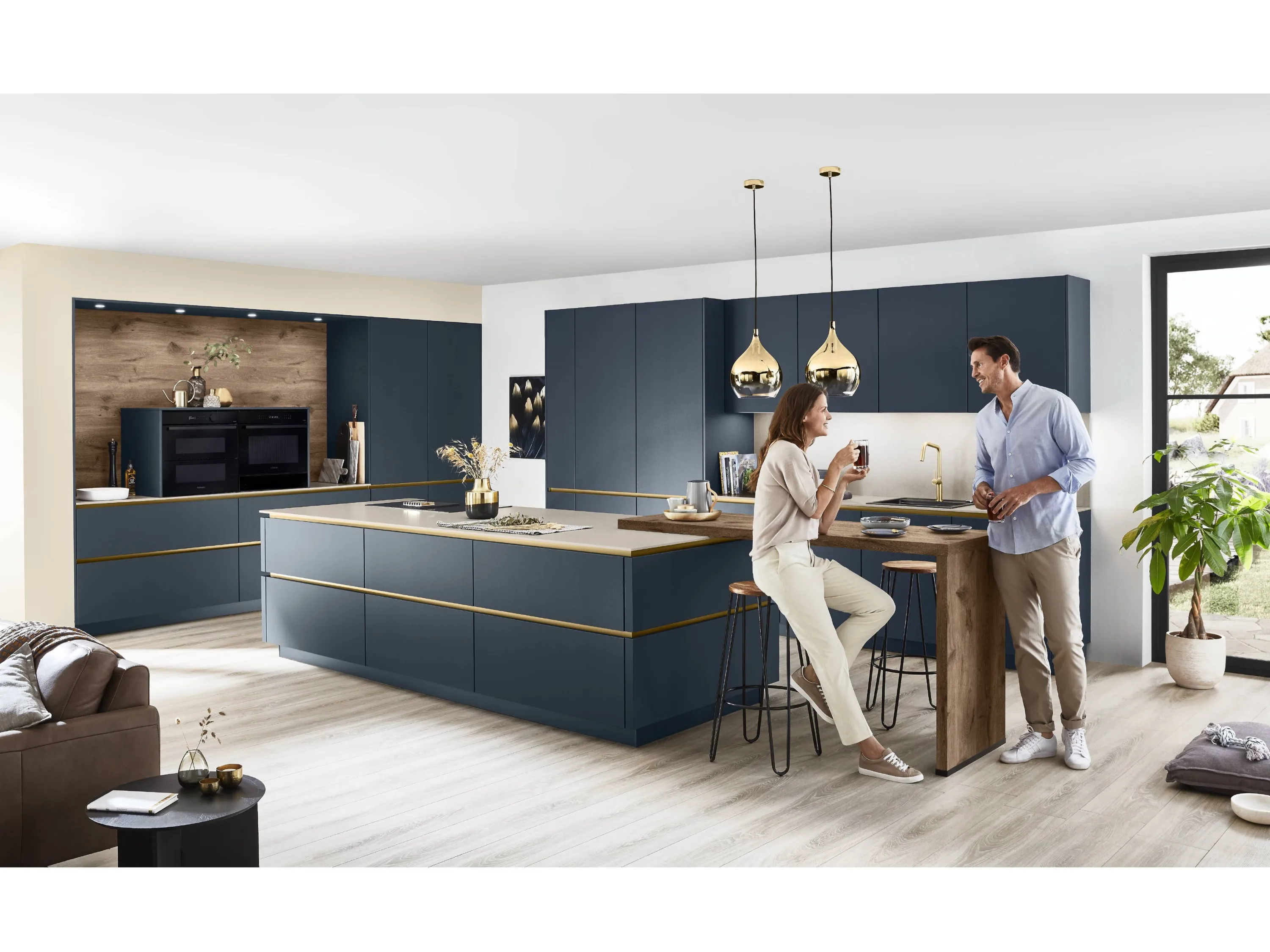 Mann und Frau in einer Küche mit blauen Schränken