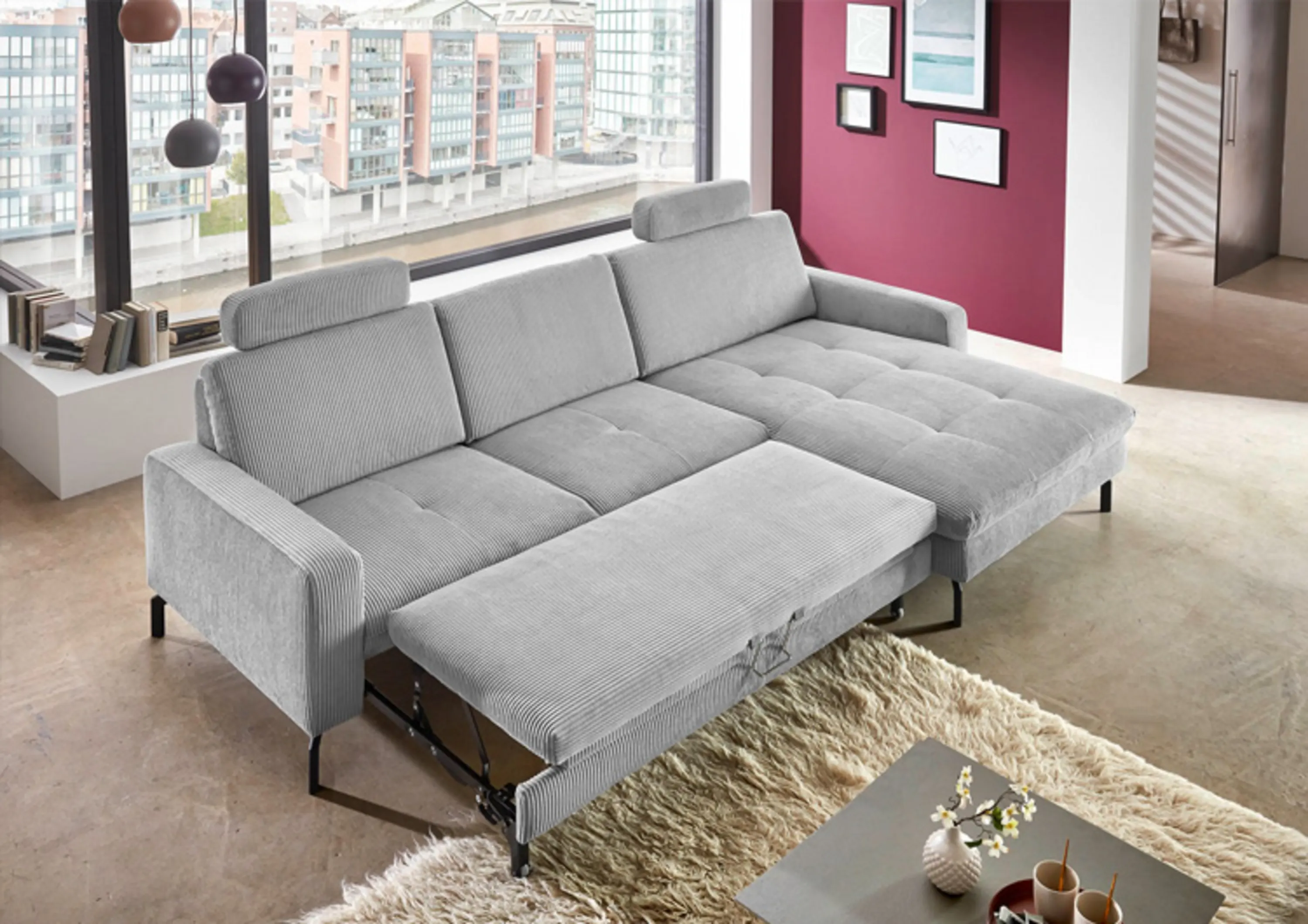 Couch mit einem ausziehbaren Bett in einem Wohnzimmer