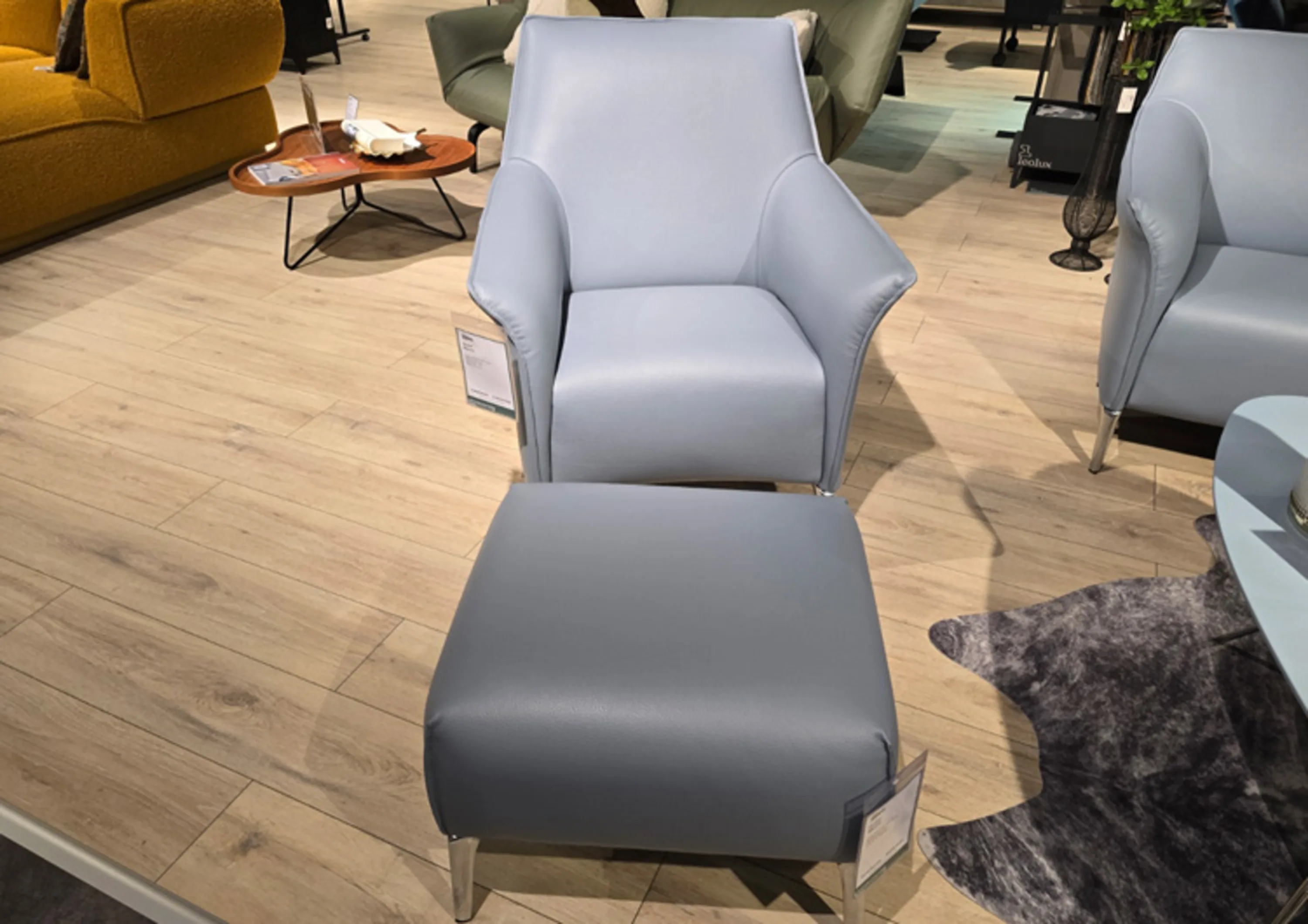 Sessel mit Hocker in hell blau