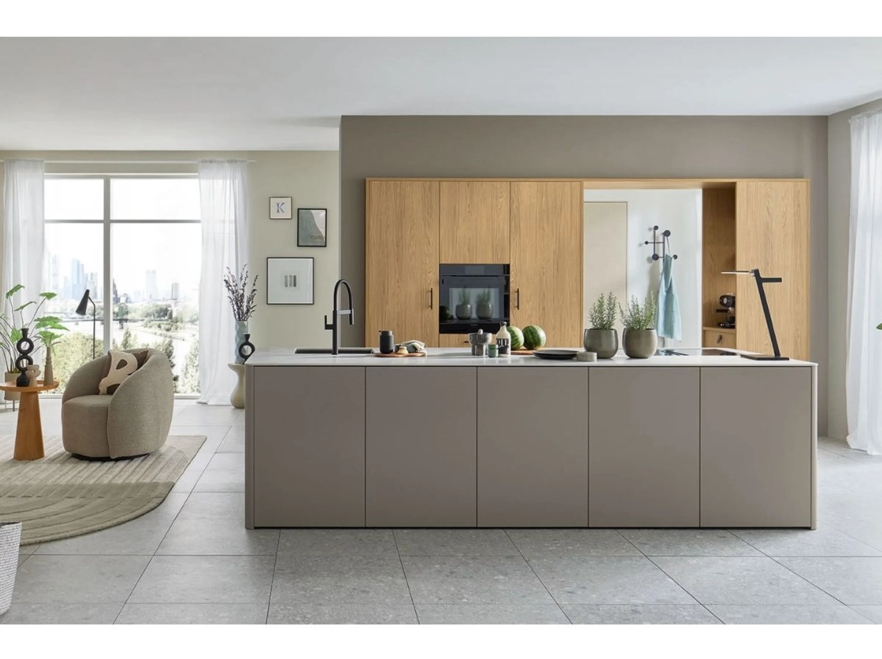 Küche mit einer großen Insel und einer großen Insel