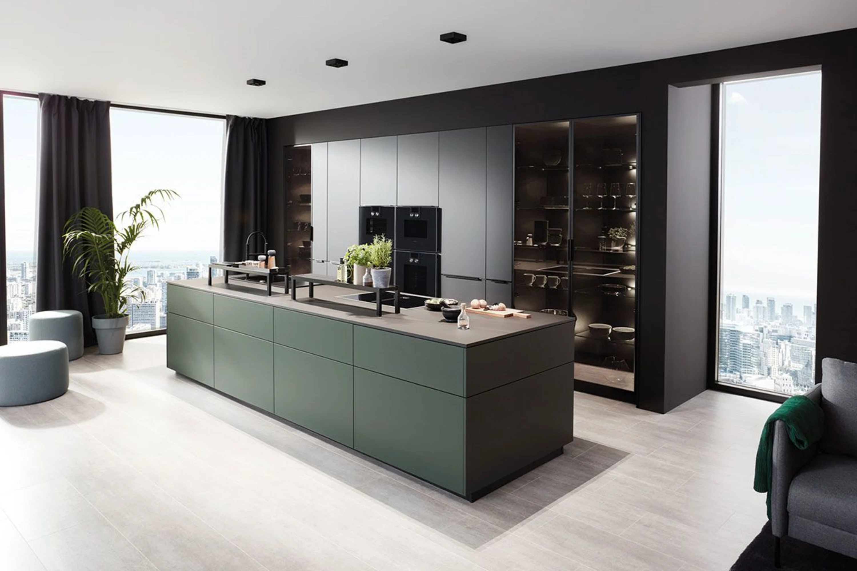 Küche mit einer großen Insel und einem großen Fenster