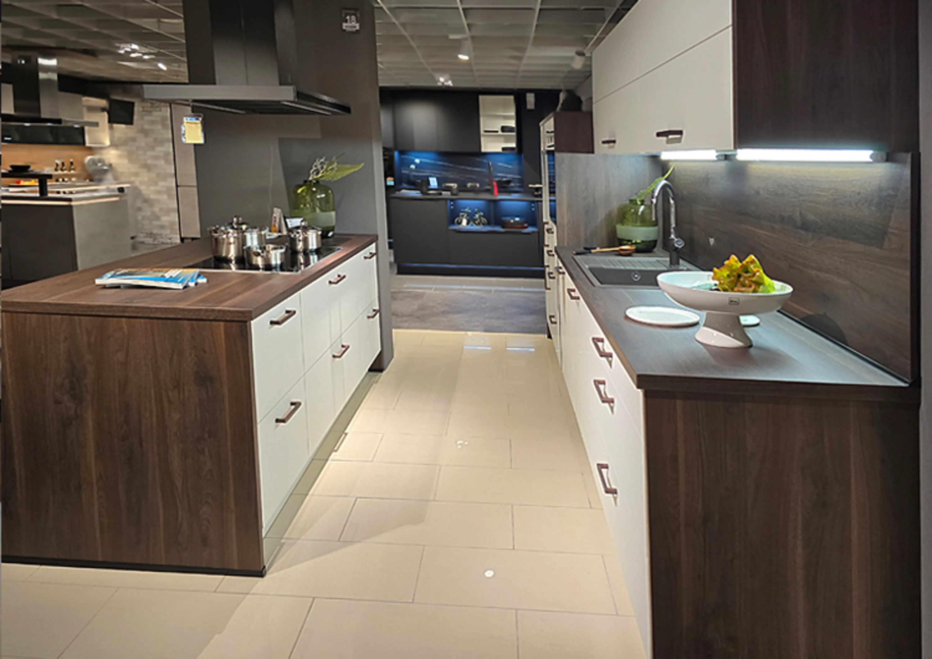 Küche mit Waschbecken und Theke