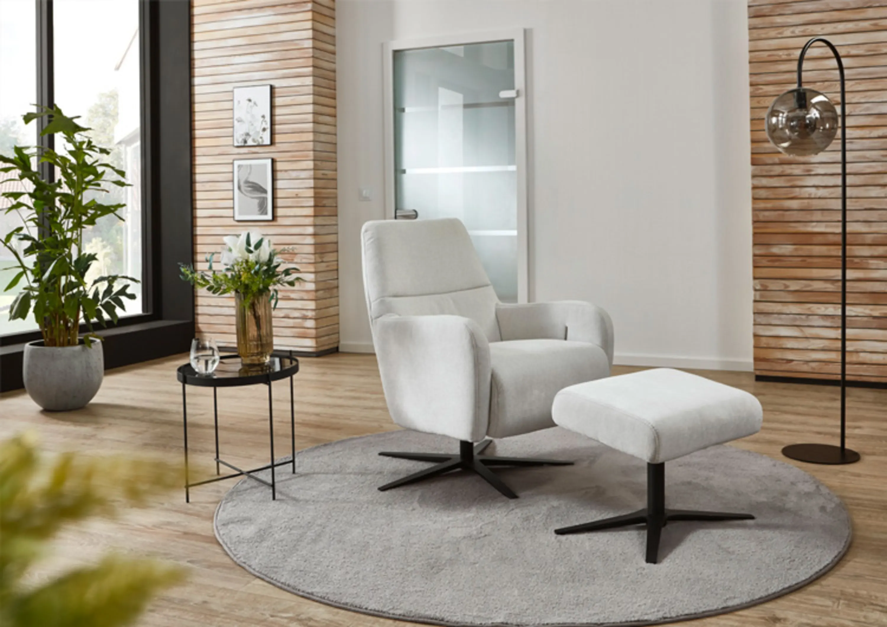 Einen weißen Stuhl und einen schwarzen Stuhl im Wohnzimmer