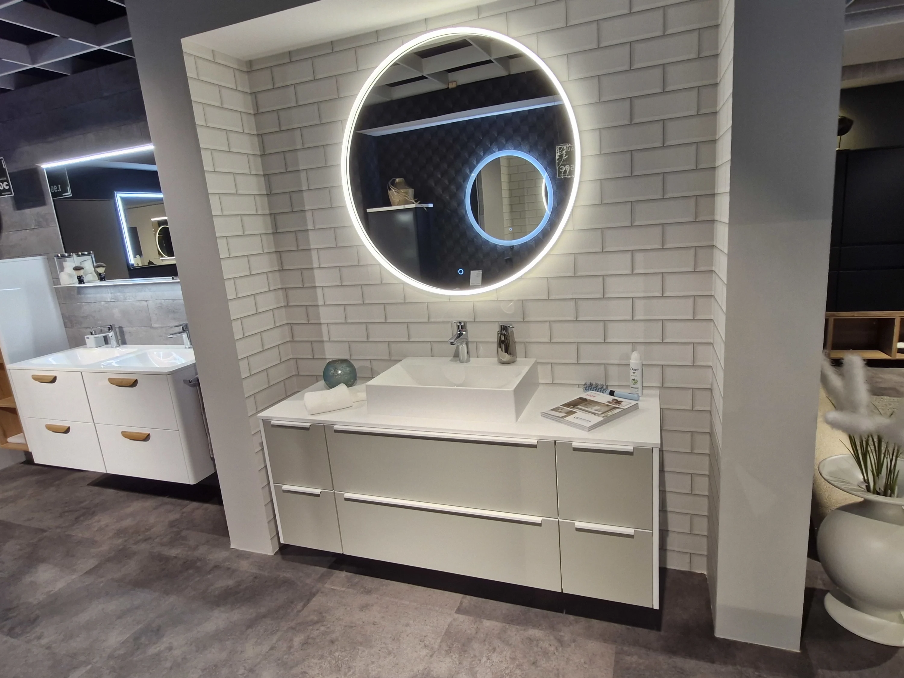 Camden Badezimmer mit Waschbecken und Spiegel