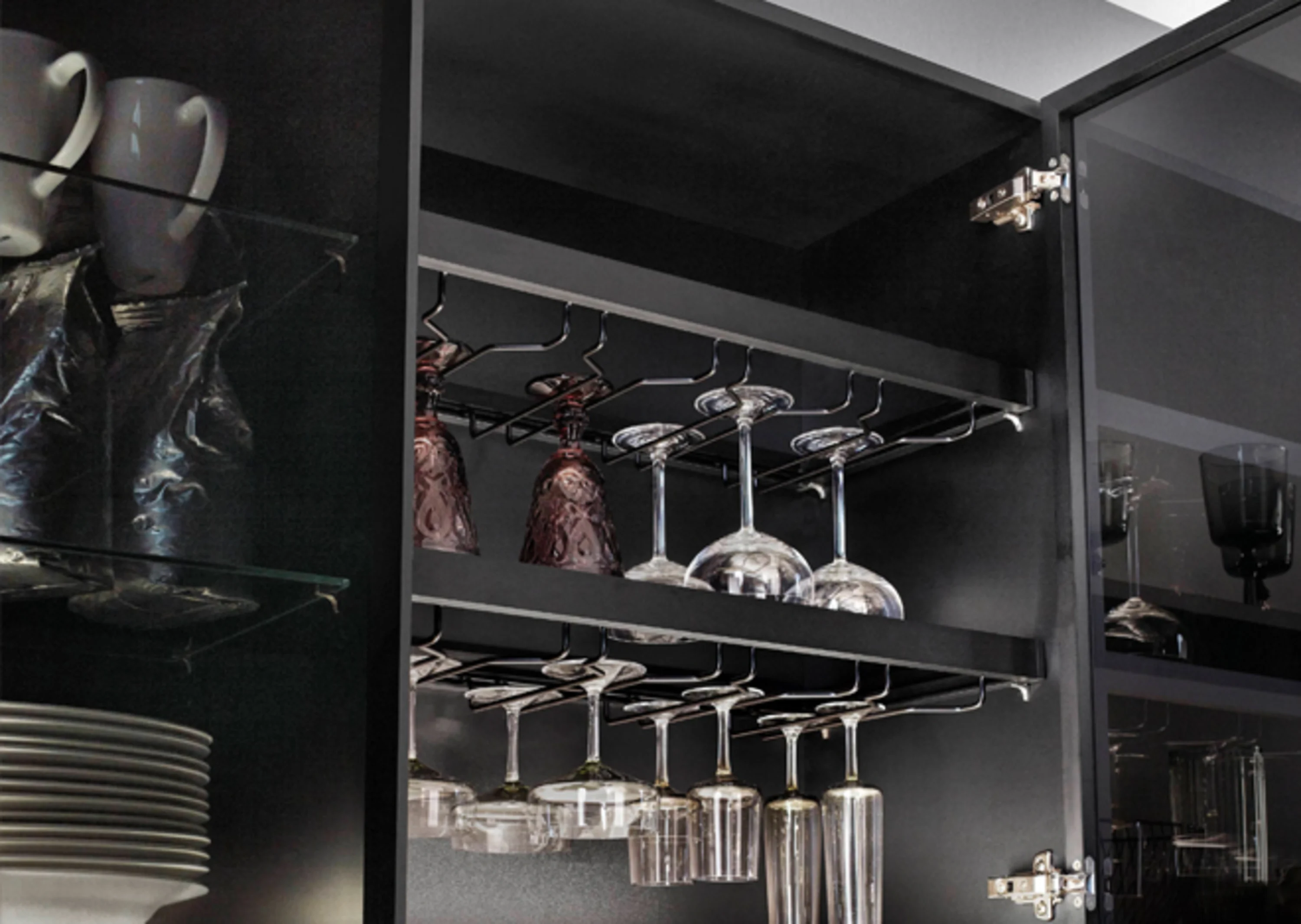 Küche mit schwarzen Schränken und Regalen