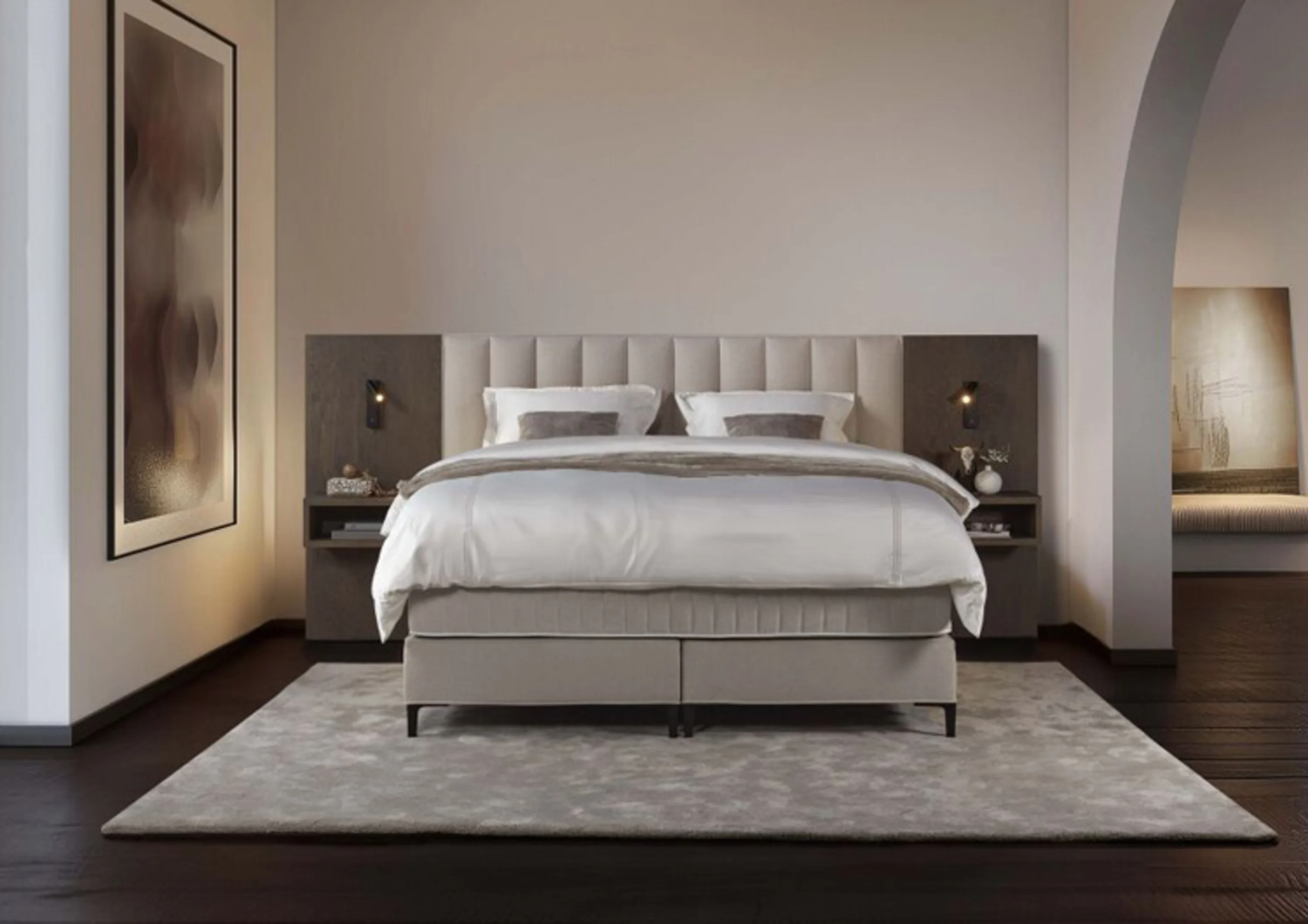 Modernes Schlafzimmer mit einem großen Bett und einem großen Fenster