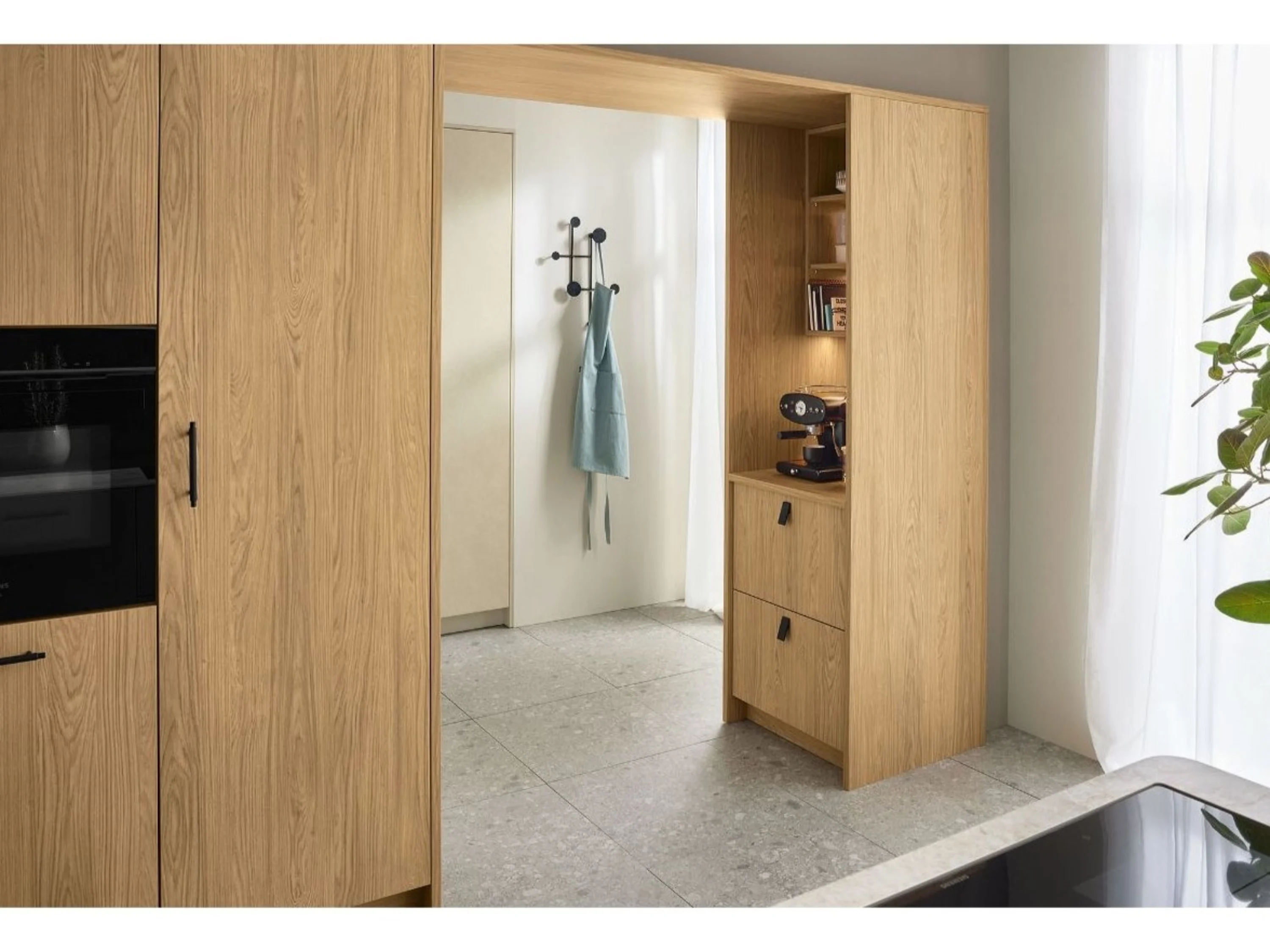 Holztür mit einem schwarzen Griff und einer weißen Wand