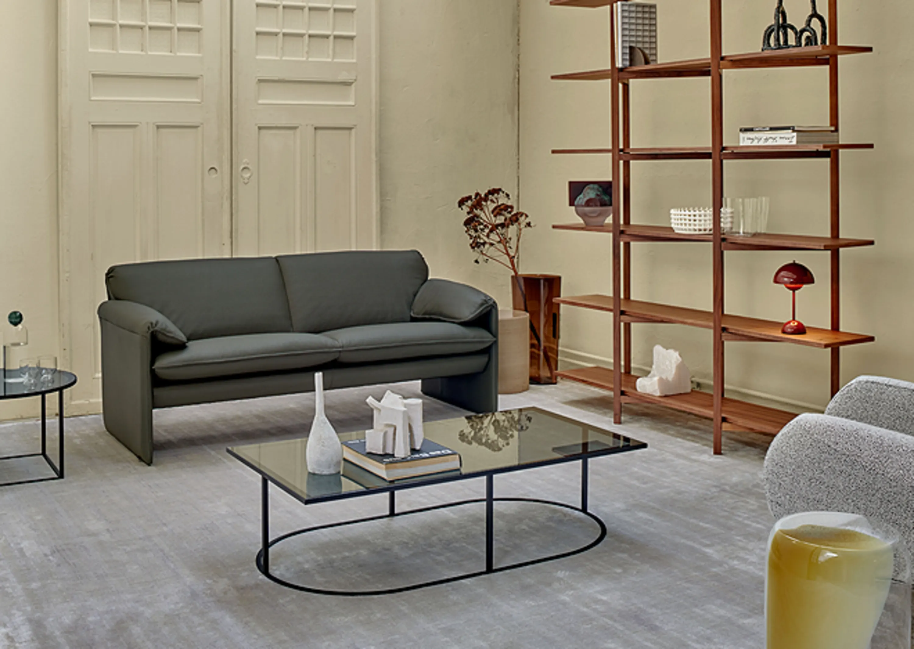 Wohnzimmer mit Couch und Couchtisch