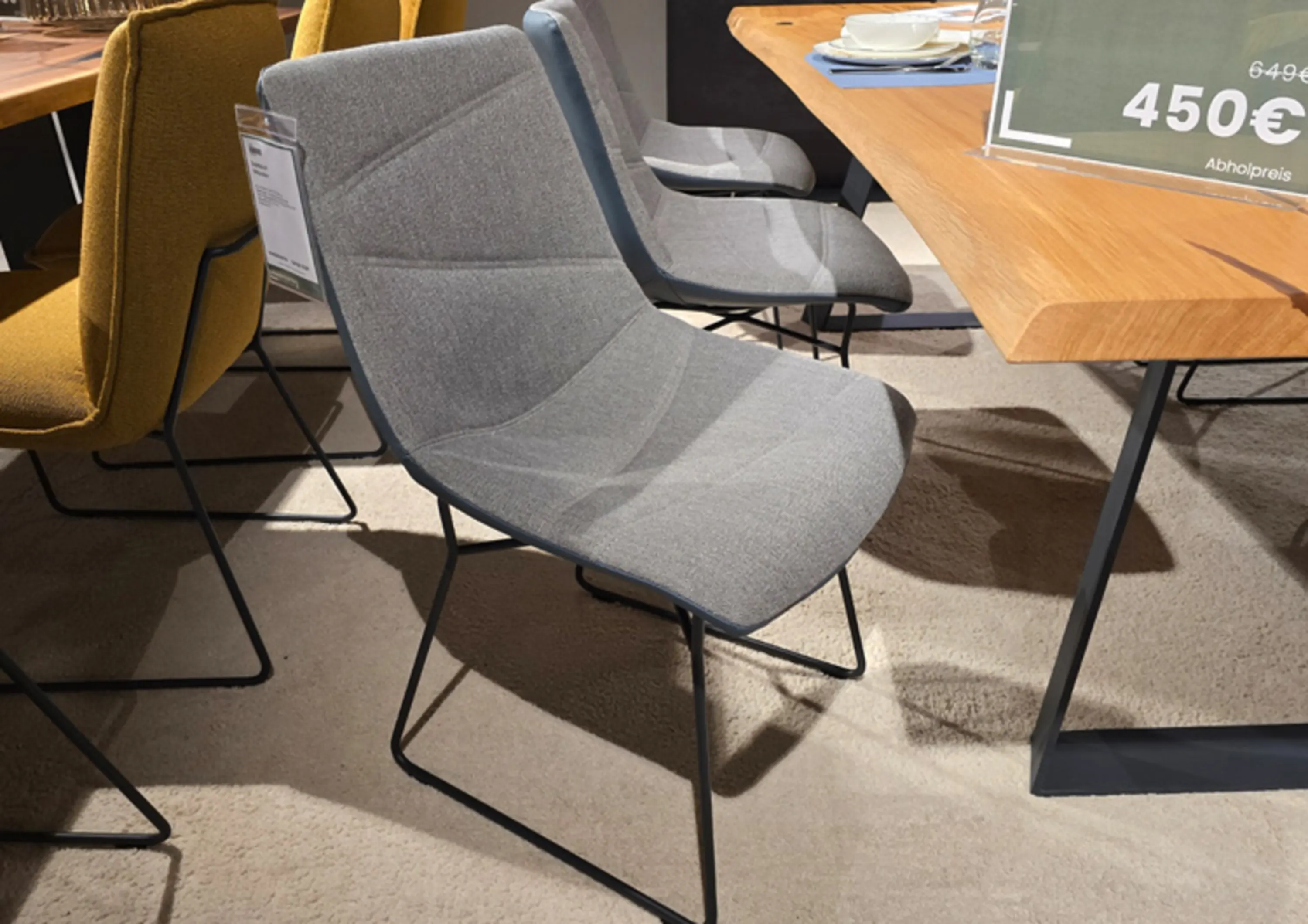 18Hundert Grauer Stuhl mit schwarzem Metallgestell ohne Armlehne