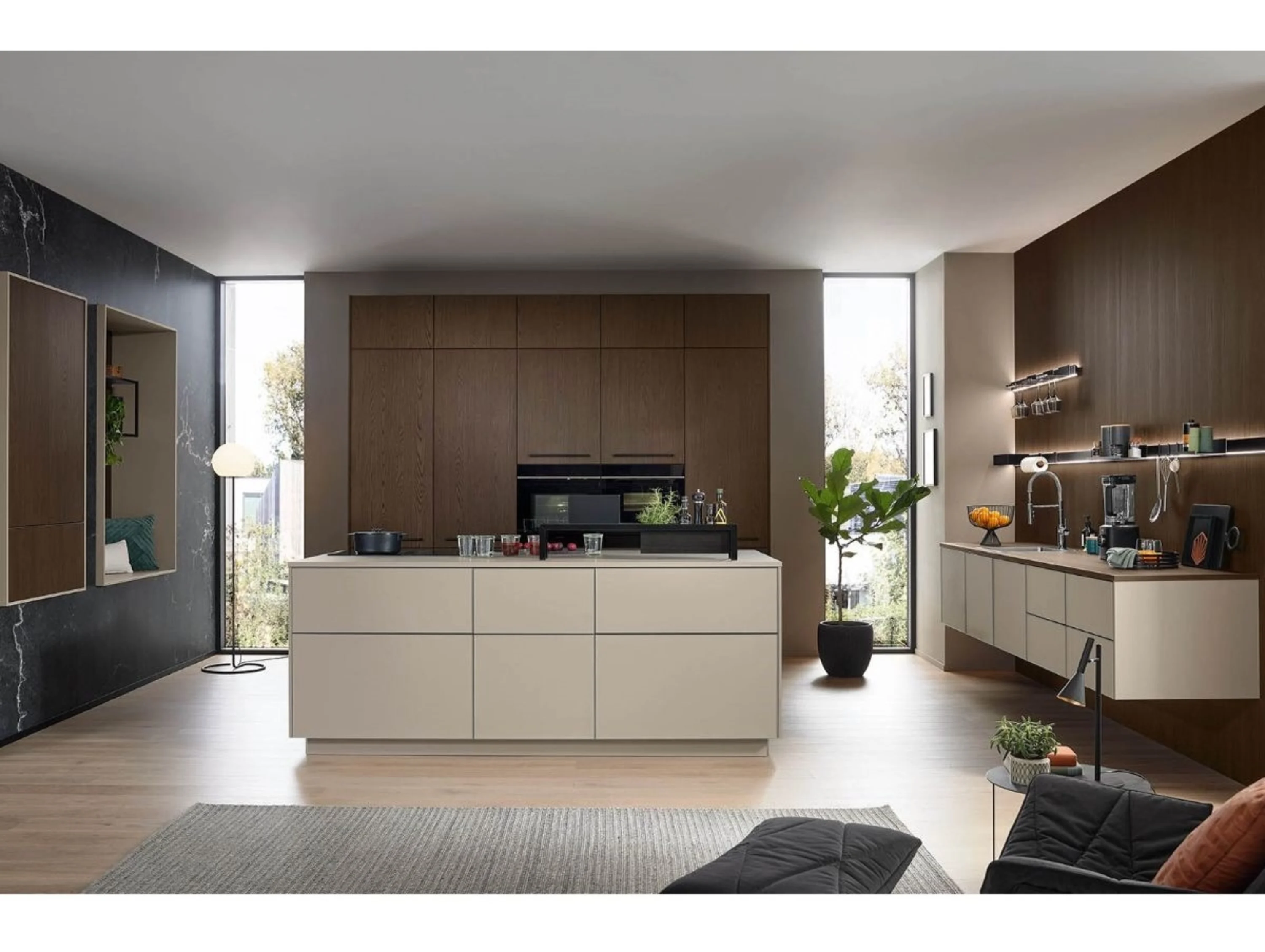 Küche mit einer großen weißen Insel und einer großen schwarzen Theke