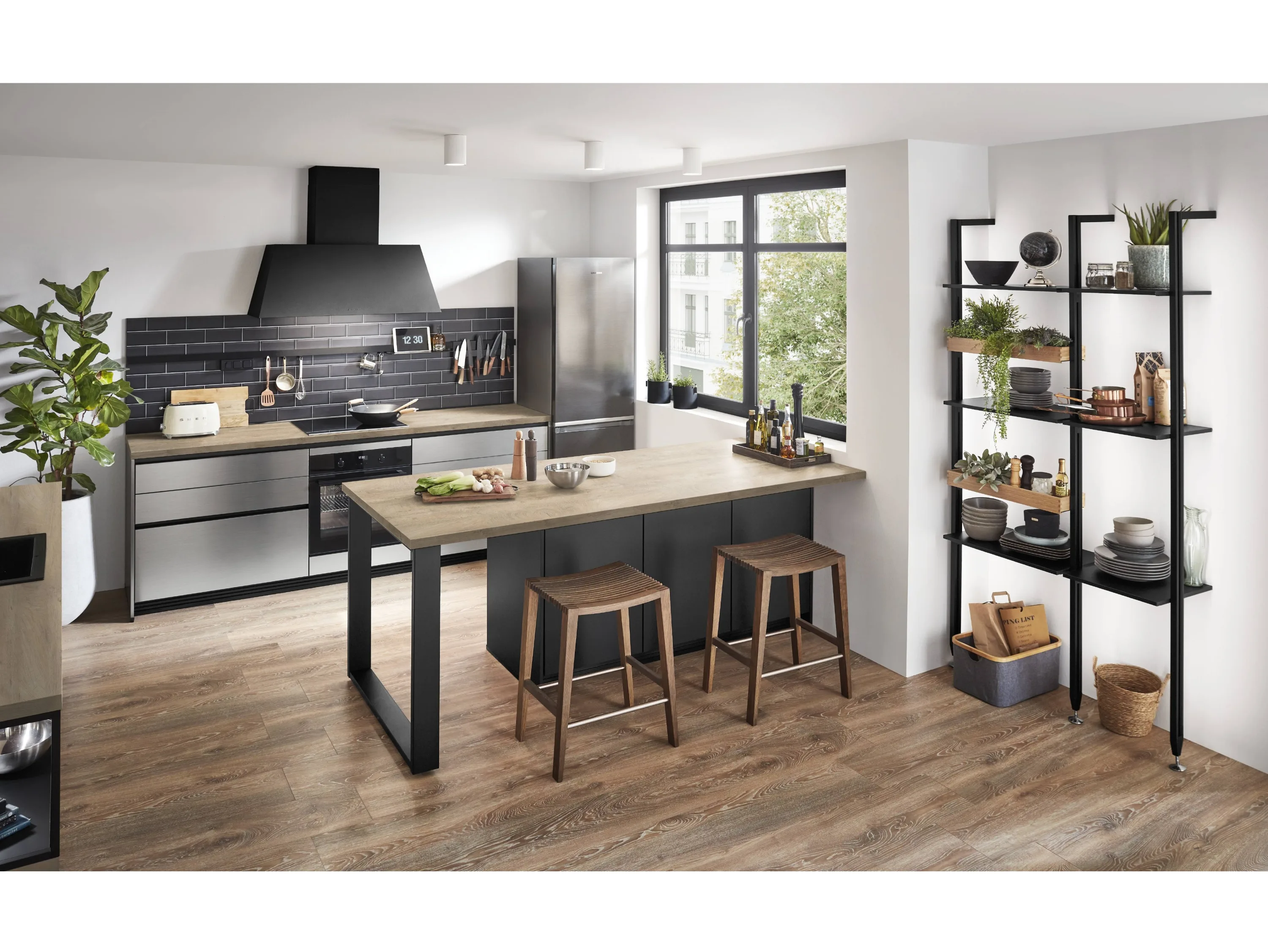 Küche mit Tisch und Stühlen darin