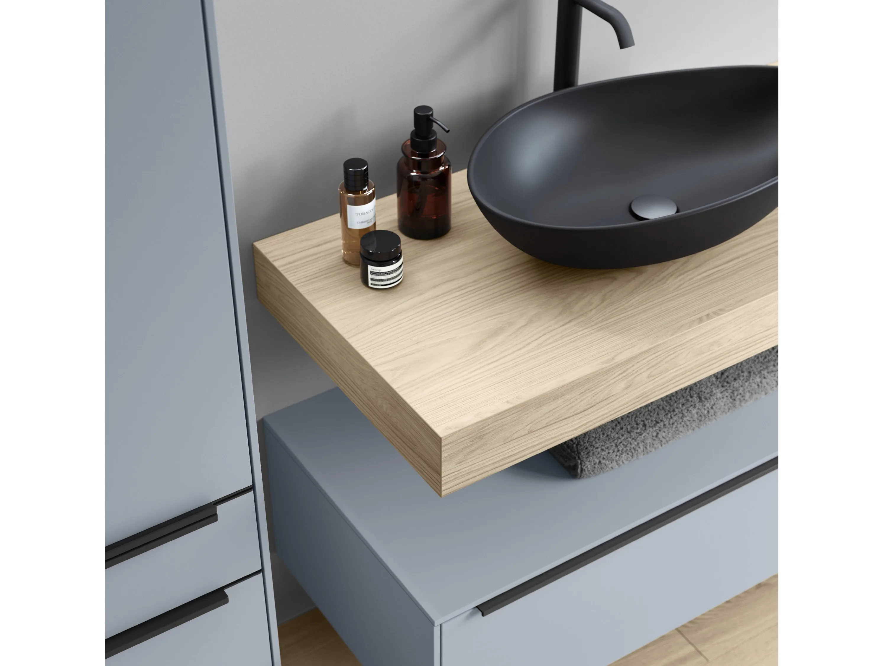 Hellblaues Badezimmer mit Holz-Waschtisch und schwarzem Waschbecken, beleuchteter Spiegel - Detailansicht