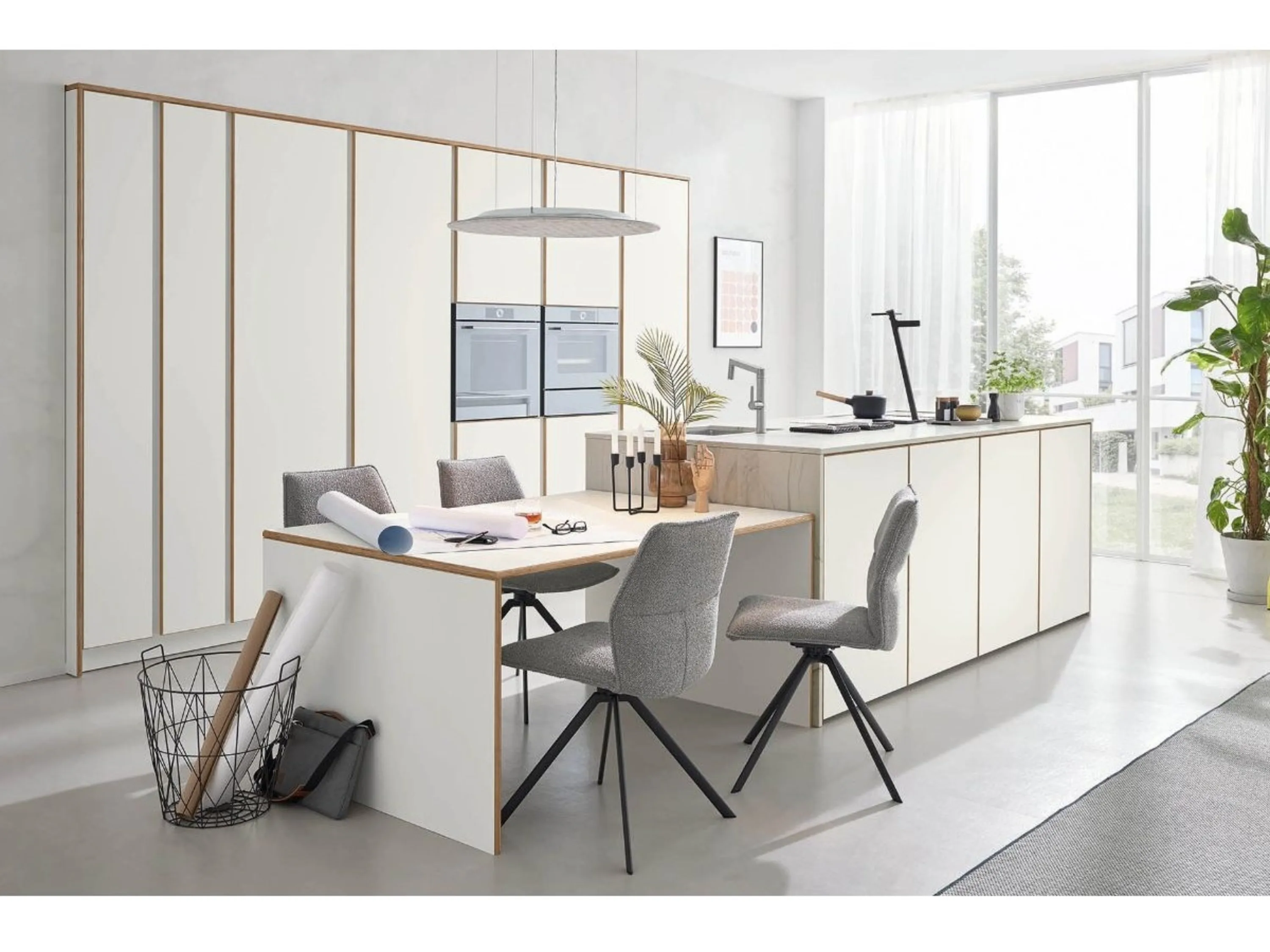 Büro aus weißem Holz mit Schreibtisch und Stühlen