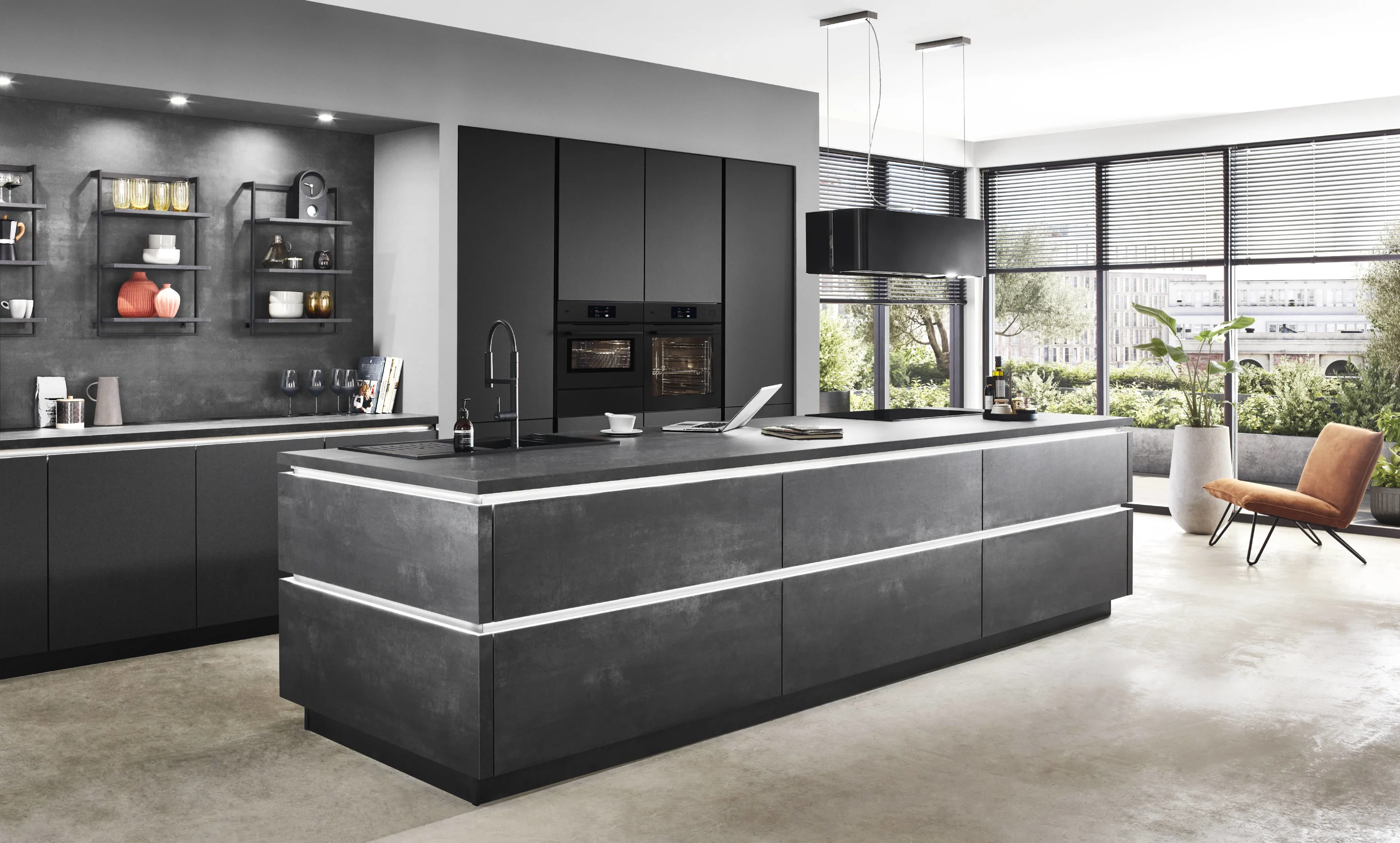 Küche mit schwarzen Schränken und einer weißen Theke